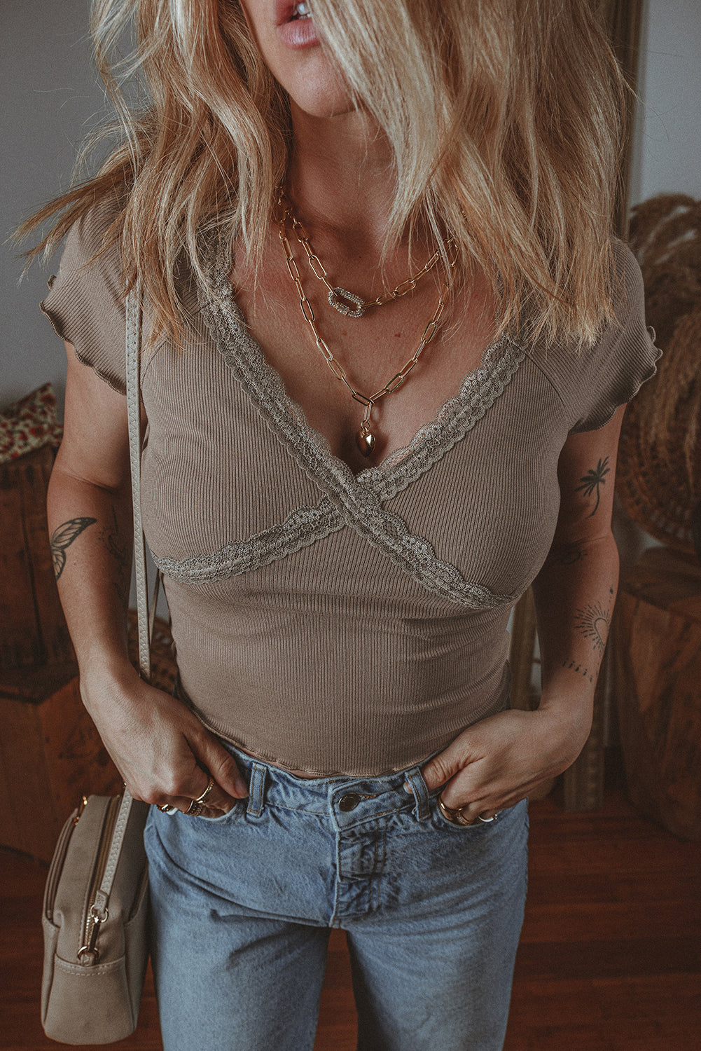 T-shirt slim à col en V et dentelle