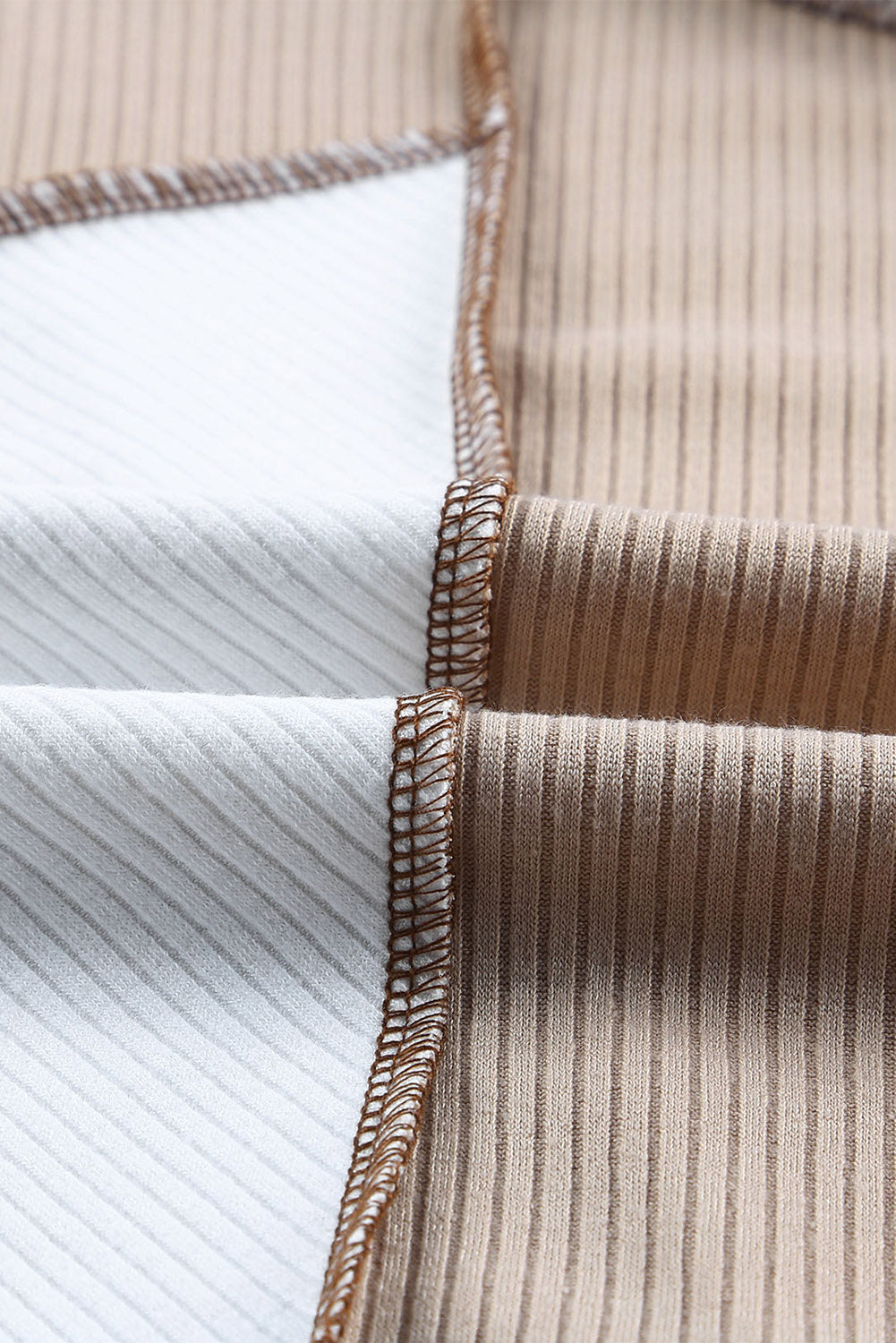 Haut en tricot cotelé à bordure et coutures irrégulières en bloc de couleur