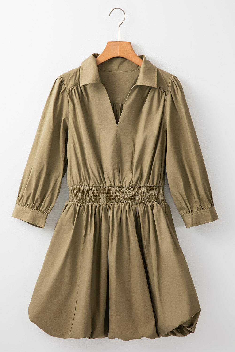 Mini-robe smockée taille haute à col en V