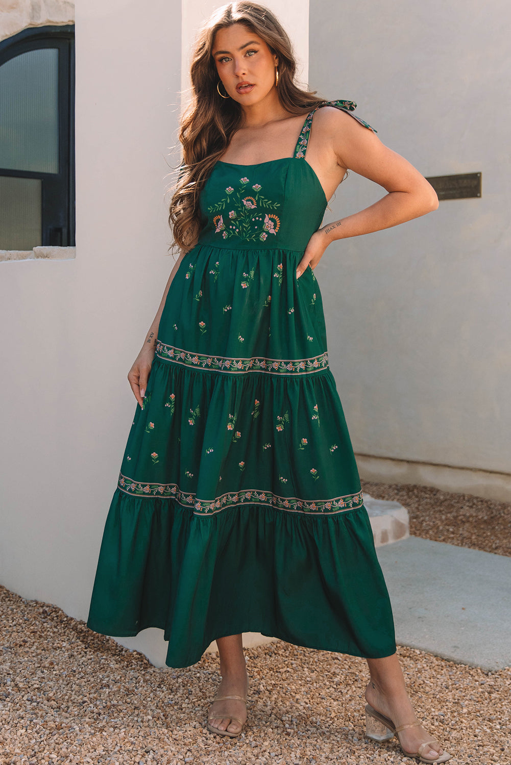 Robe longue à volants et bretelles nouées à fleurs dans le dos
