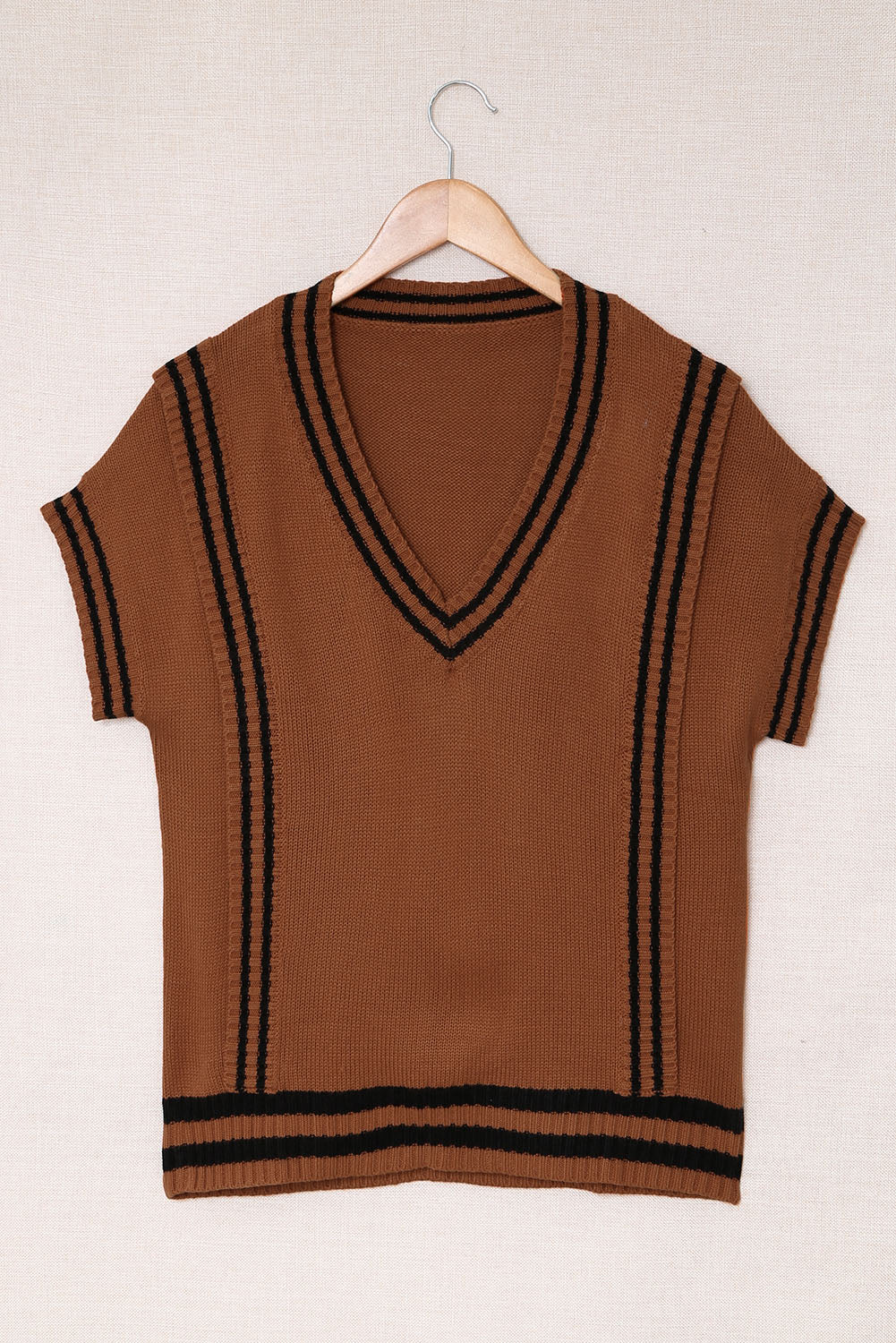 Pull à manches courtes avec bordures à rayures contrastées et col en V