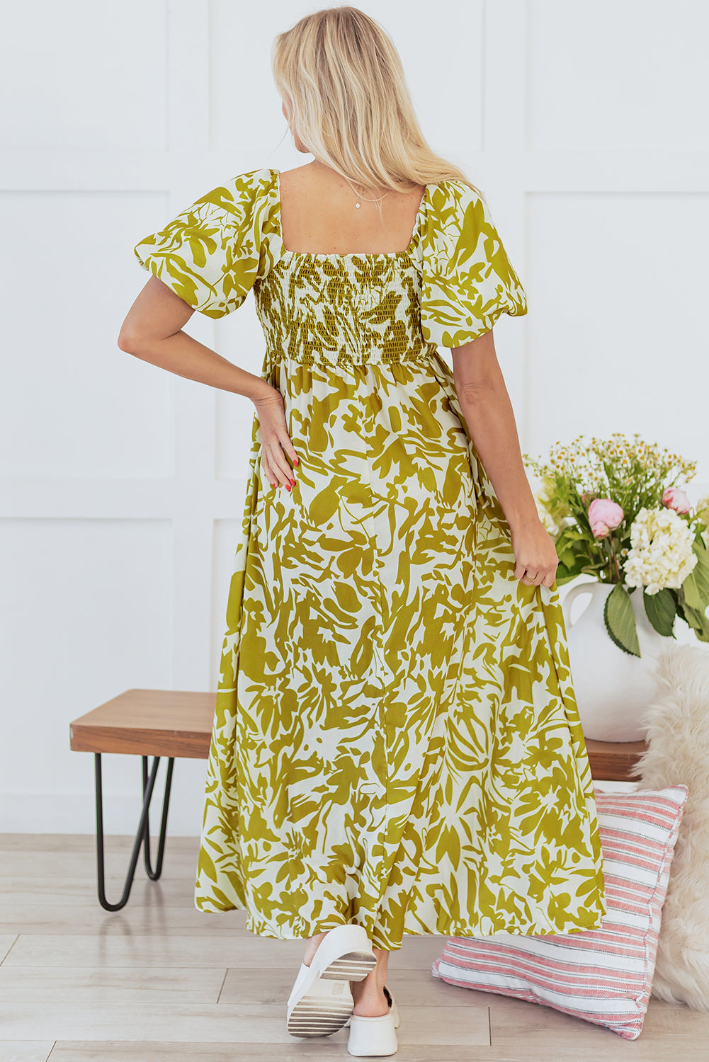 Robe longue fleurie taille haute à col carré et bordure festonnée