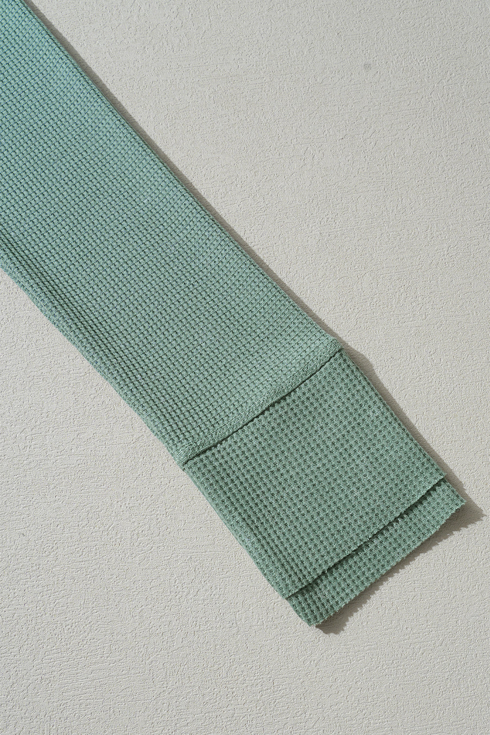 Haut a manches longues et encolure boutonnée en tricot gaufré délavé a l'acide