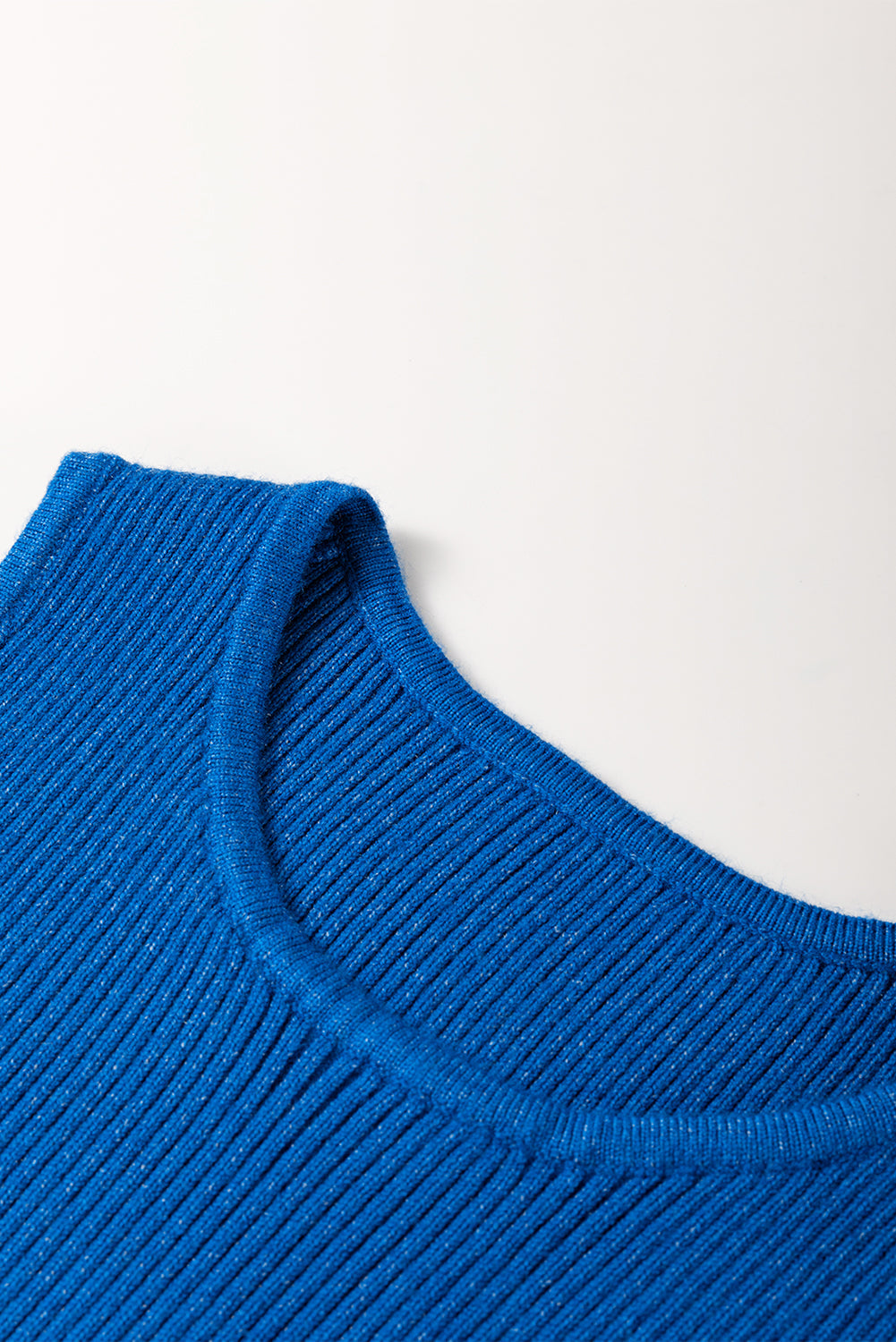 Robe pull mi-longue sans manches en tricot côtelé uni