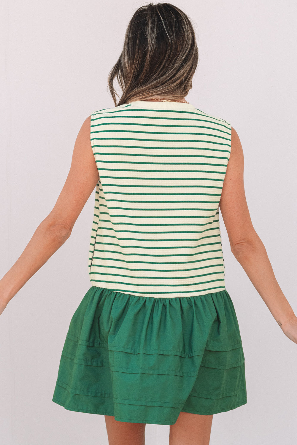 Mini-robe tissée sans manches à volants