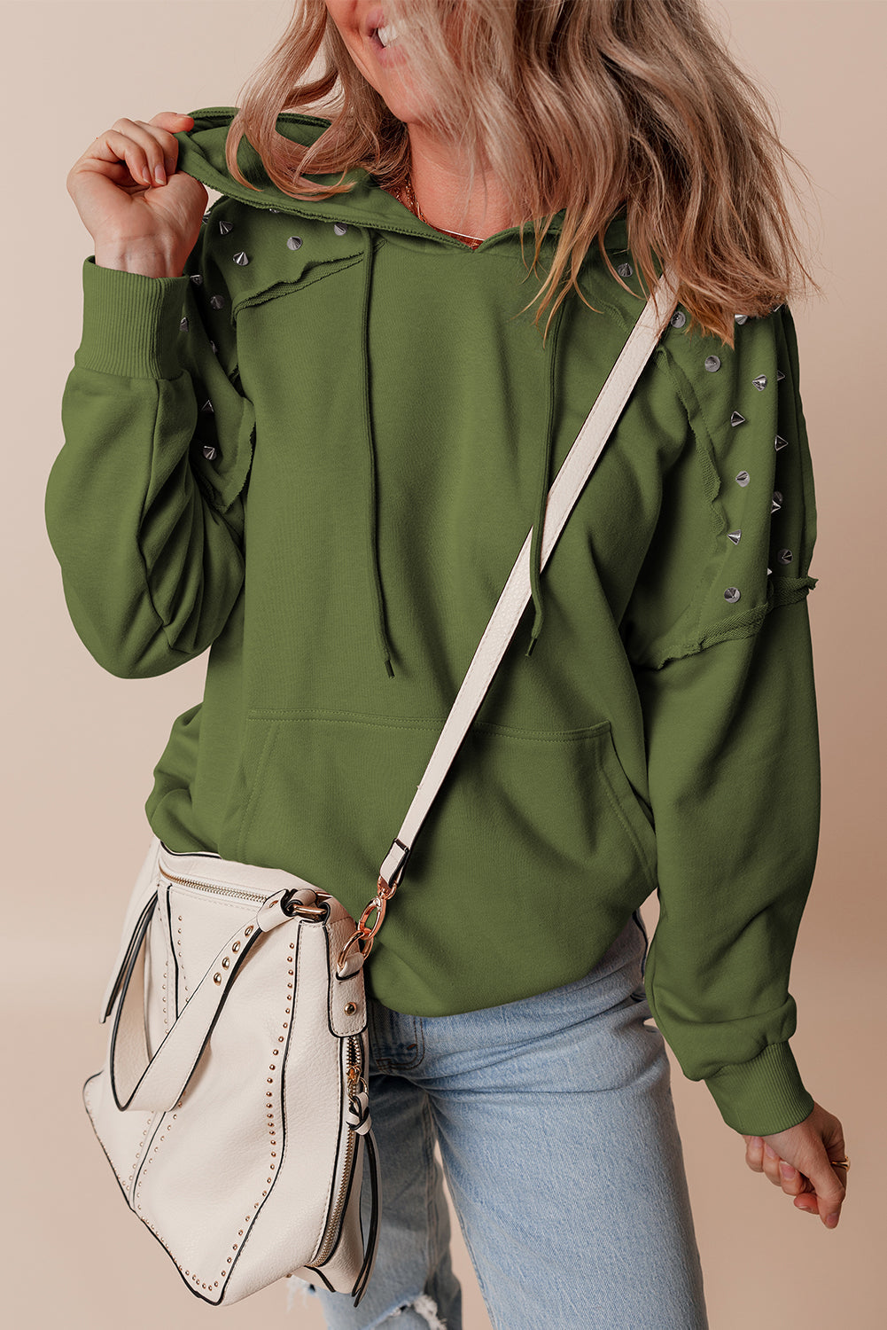 Sweat à capuche à manches raglan et rivets de couleur unie avec poche