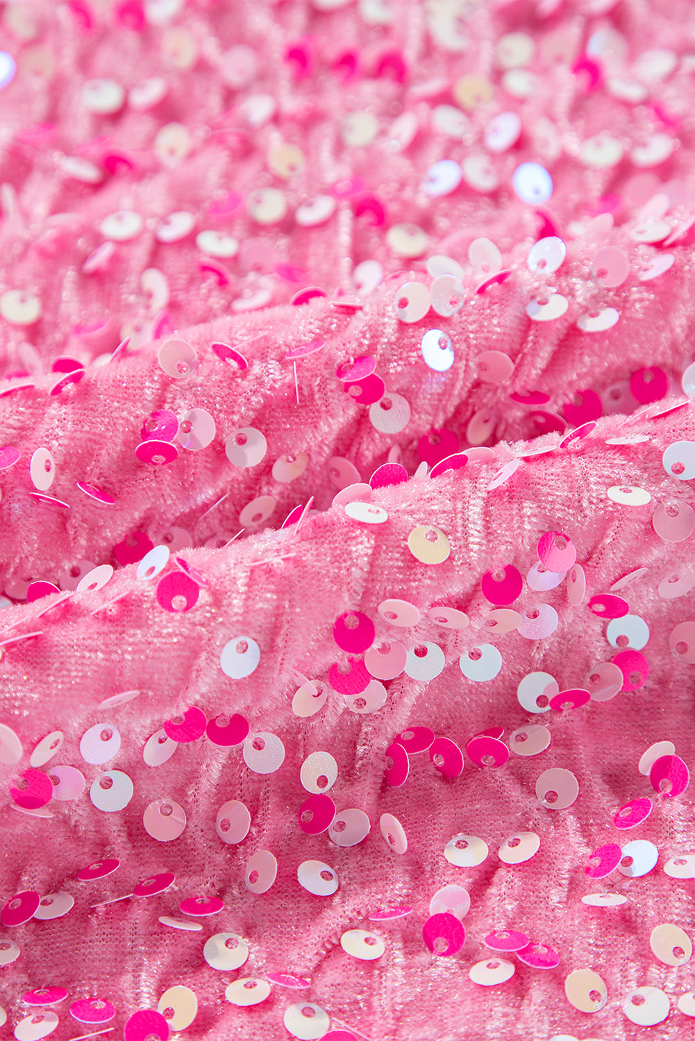 Mini-robe moulante a sequins et manches bouffantes