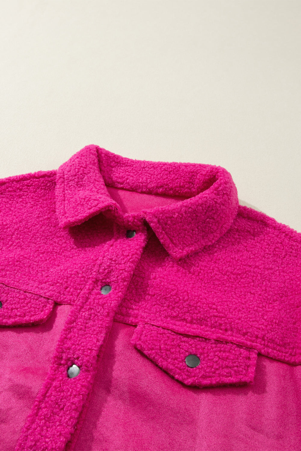 Veste boutonnée en patchwork sherpa en faux suède