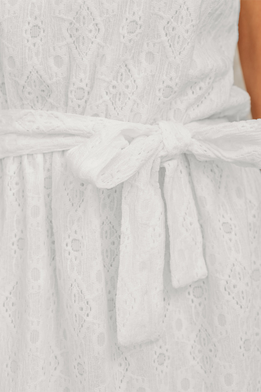 Mini-robe en dentelle sans manches avec nœud et dos ajouré et taille nouée