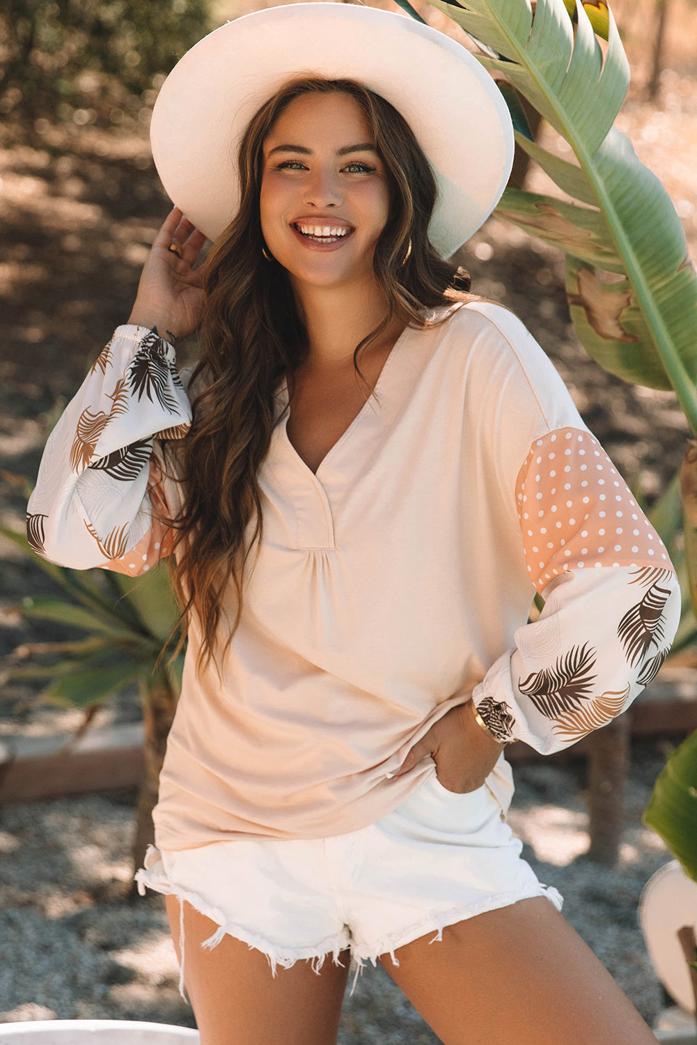 Blouse ample a col en V et manches bouffantes a pois et feuilles de palmier
