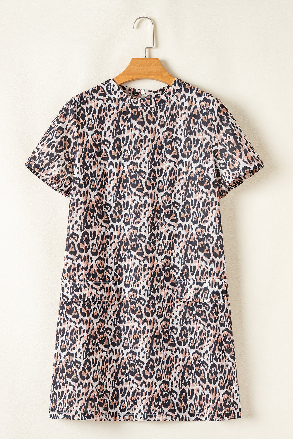 Robe t-shirt courte à col rond et imprimé léopard