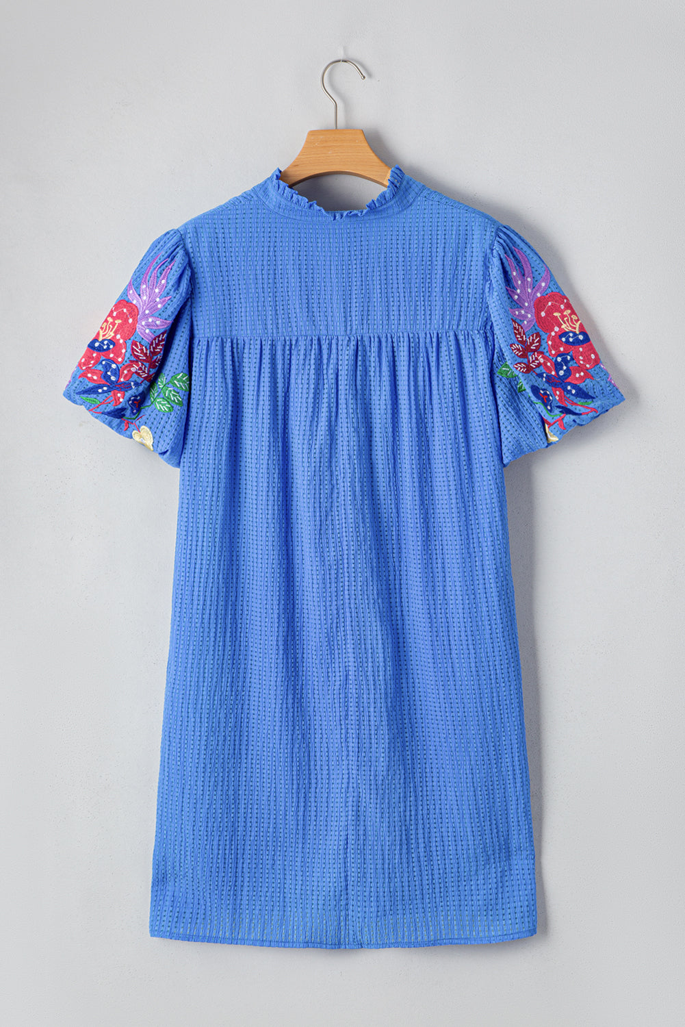 Robe courte vichy brodée de fleurs grande taille à manches bouffantes