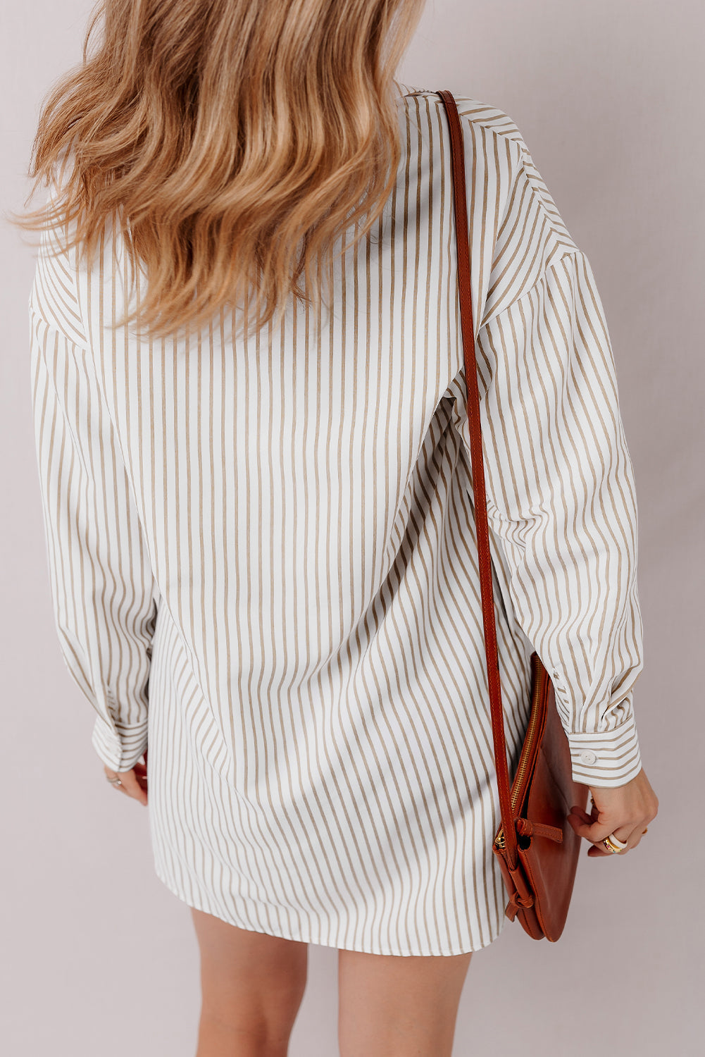 Mini-robe chemise boutonnée a manches longues
