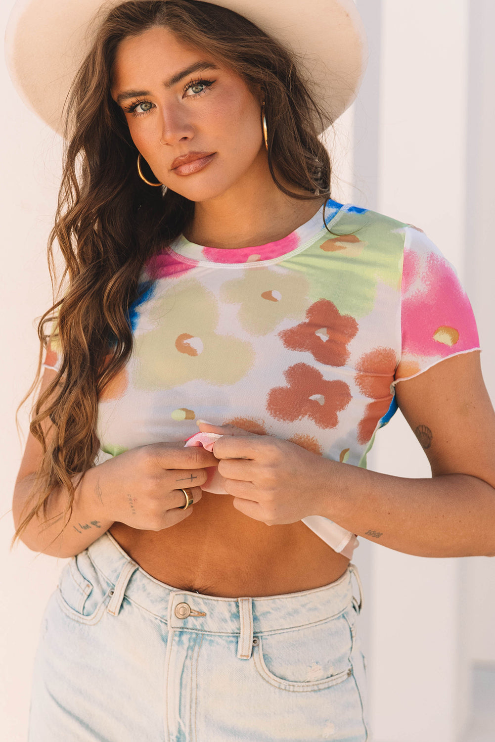 T-shirt court en maille fleurie avec bordure en laitue