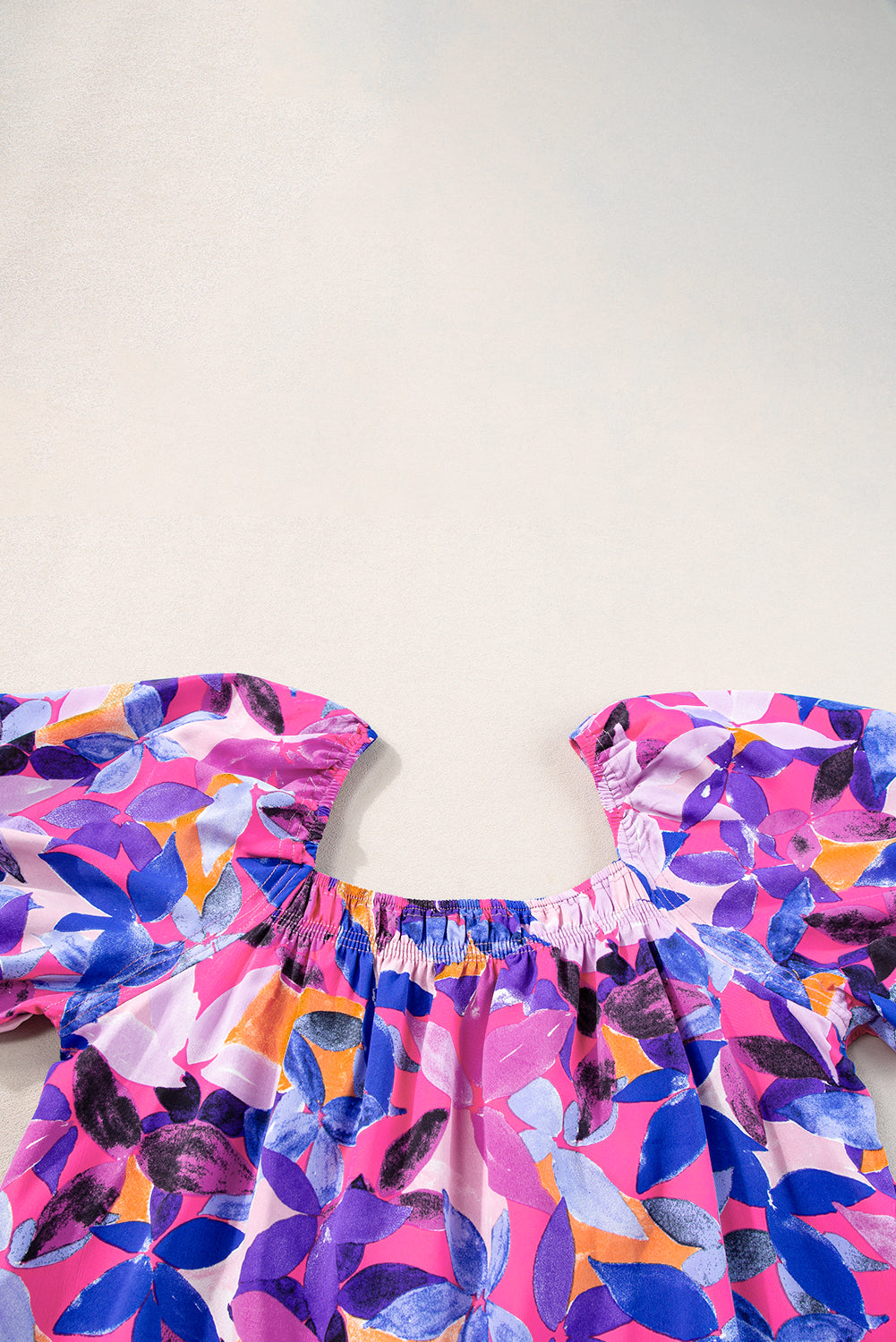 Robe à volants à manches courtes bouffantes et imprimé floral violet