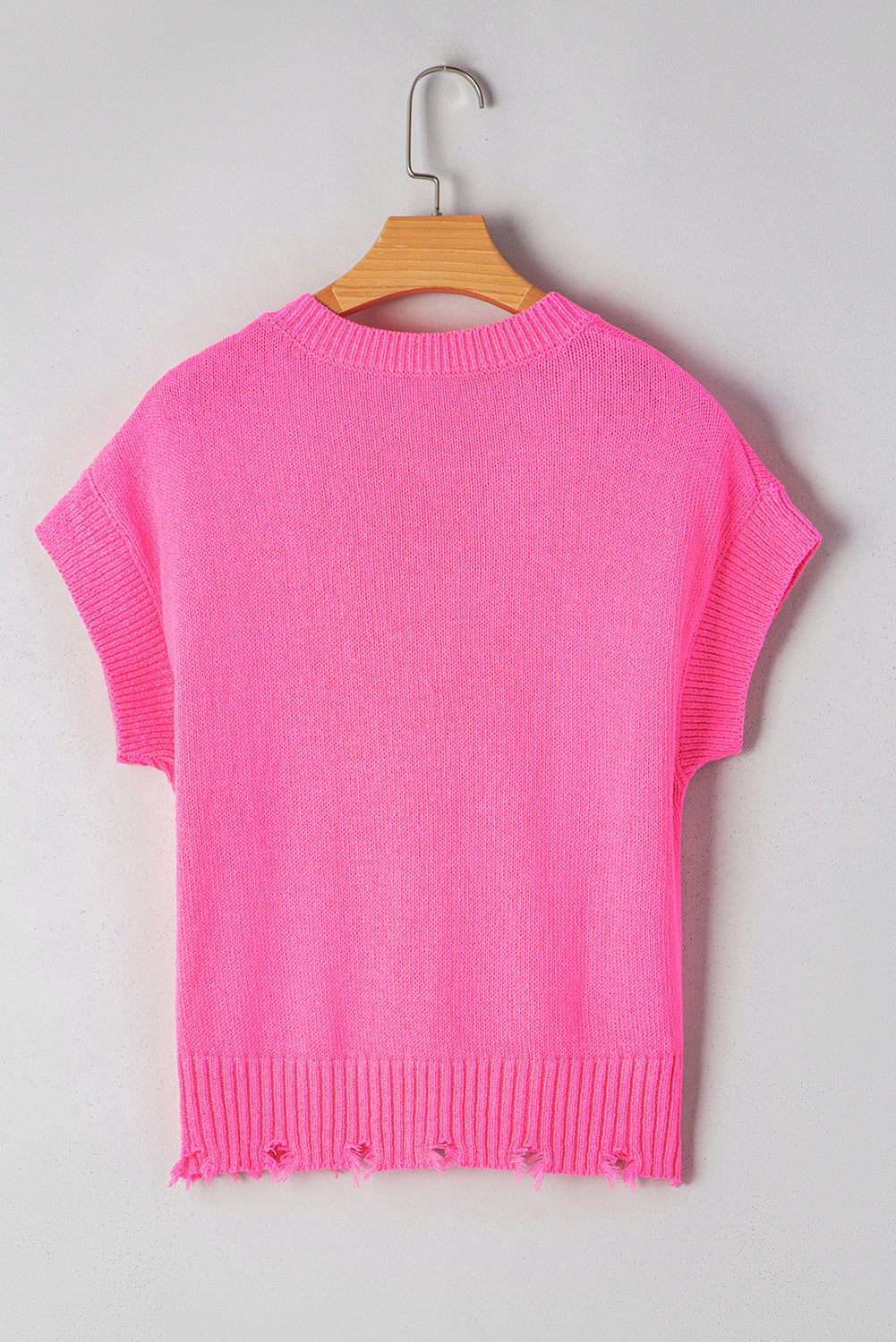 Pull en tricot à manches courtes et ourlet usé, boutonné sur le devant