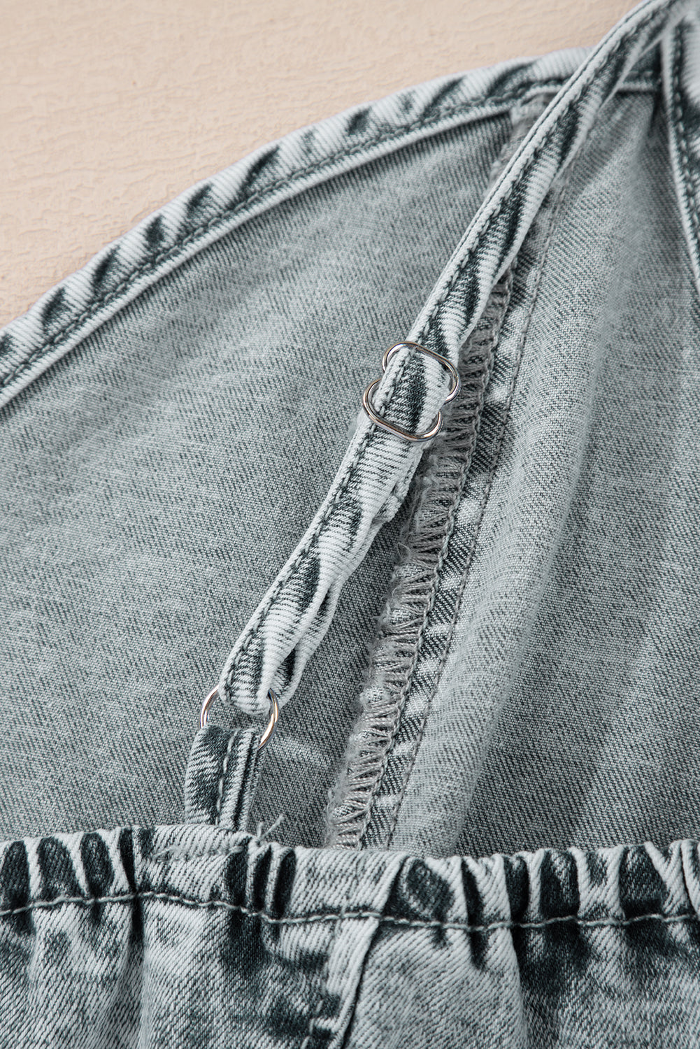 Robe en jean zippée sans manches à col en V dans le dos