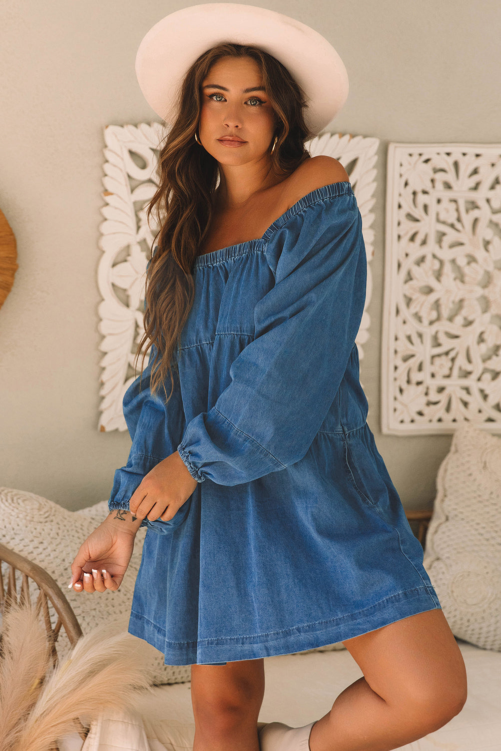 Mini-robe en jean coupe ample avec col carré et poches latérales