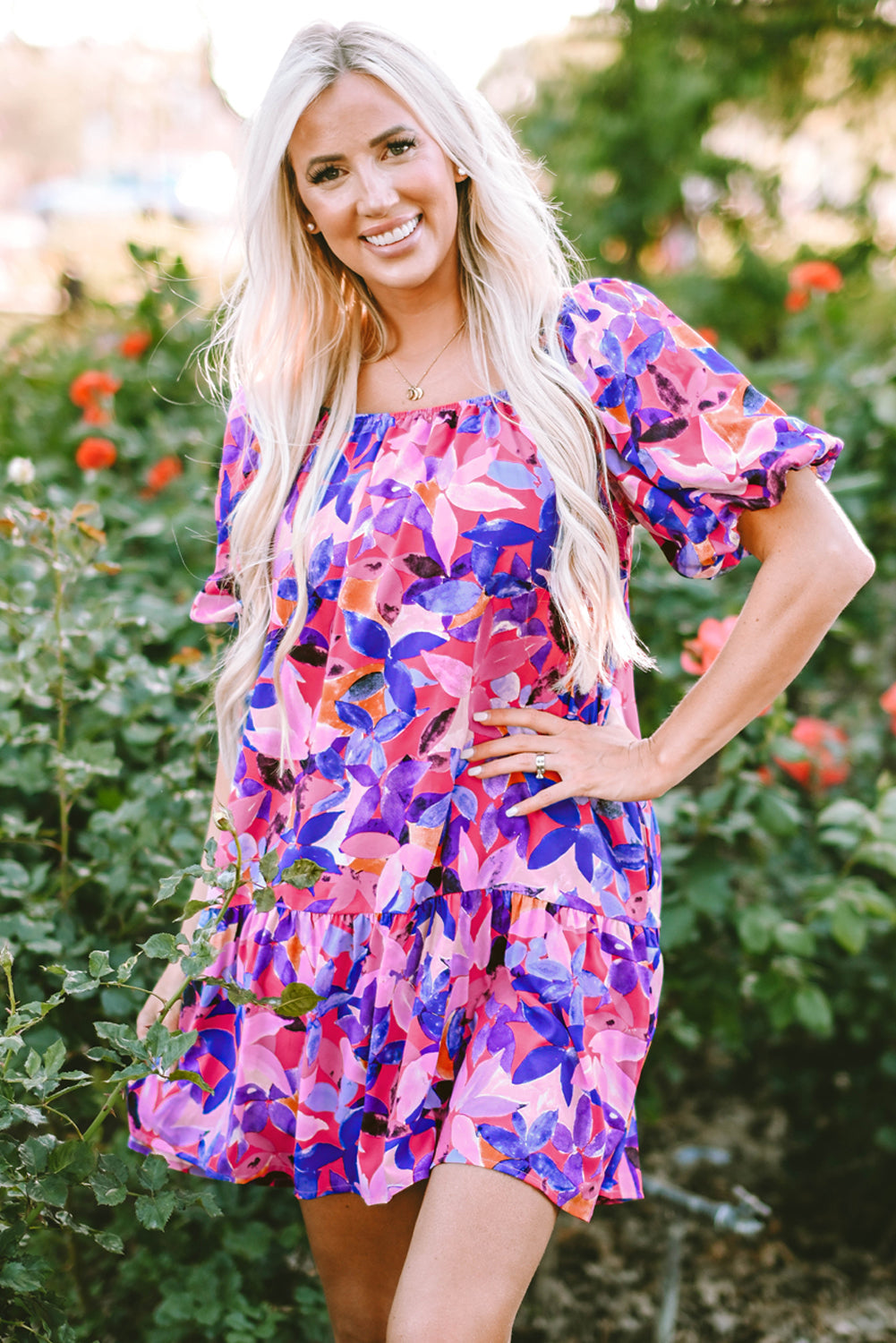 Robe à volants à manches courtes bouffantes et imprimé floral violet