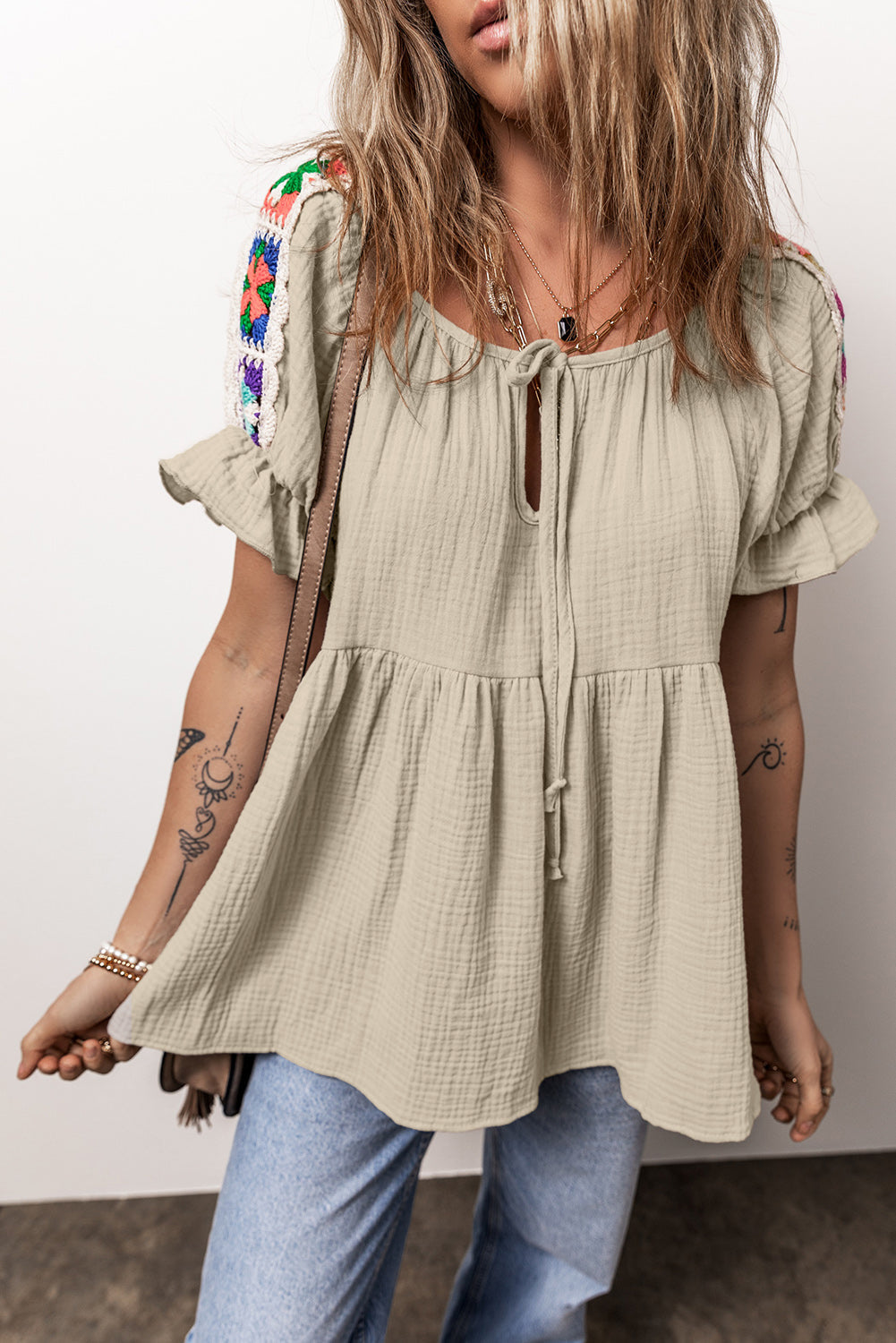 Blouse brodée froissée à manches bulles et col noué