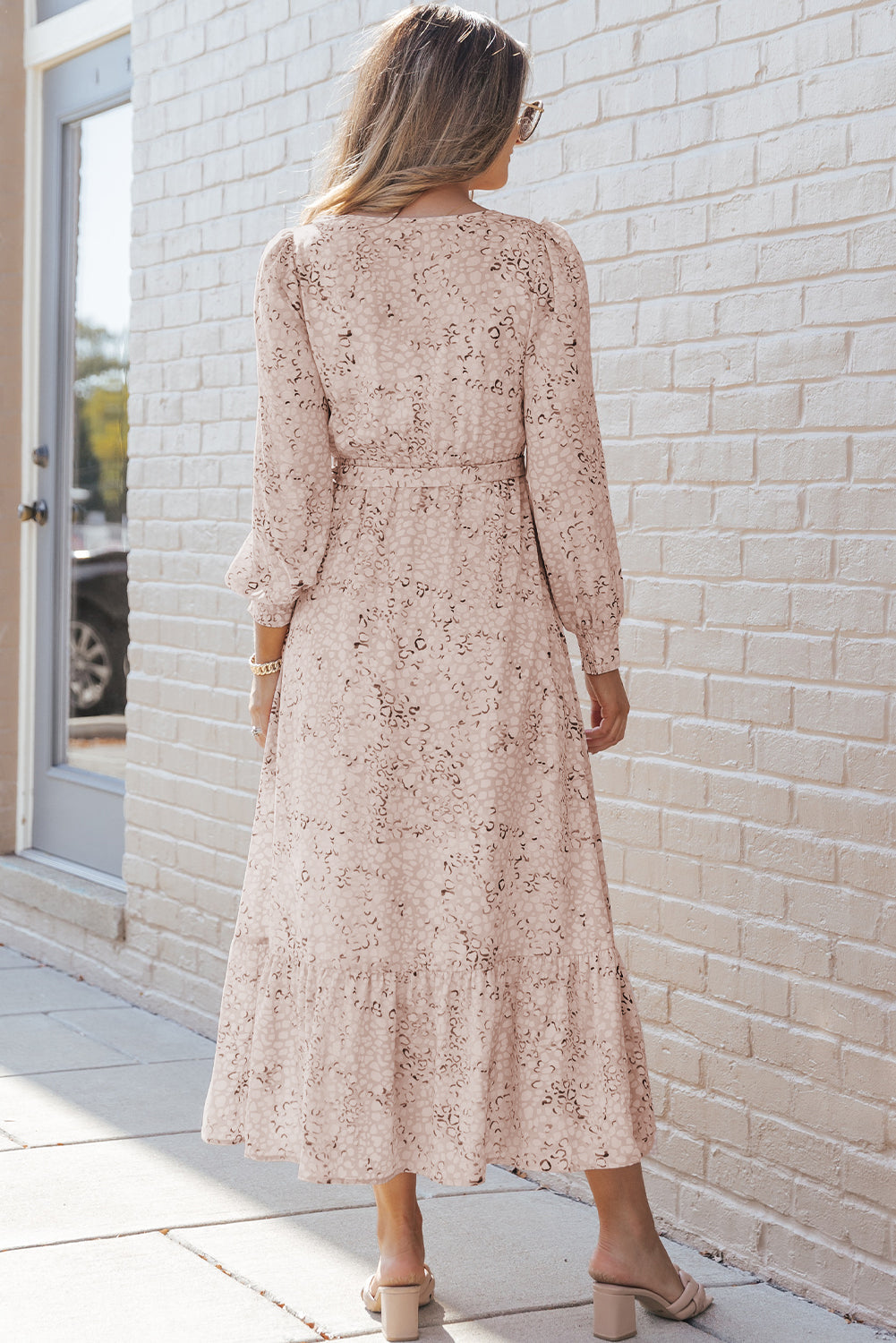 Robe longue à manches bouffantes et col surplis avec ceinture