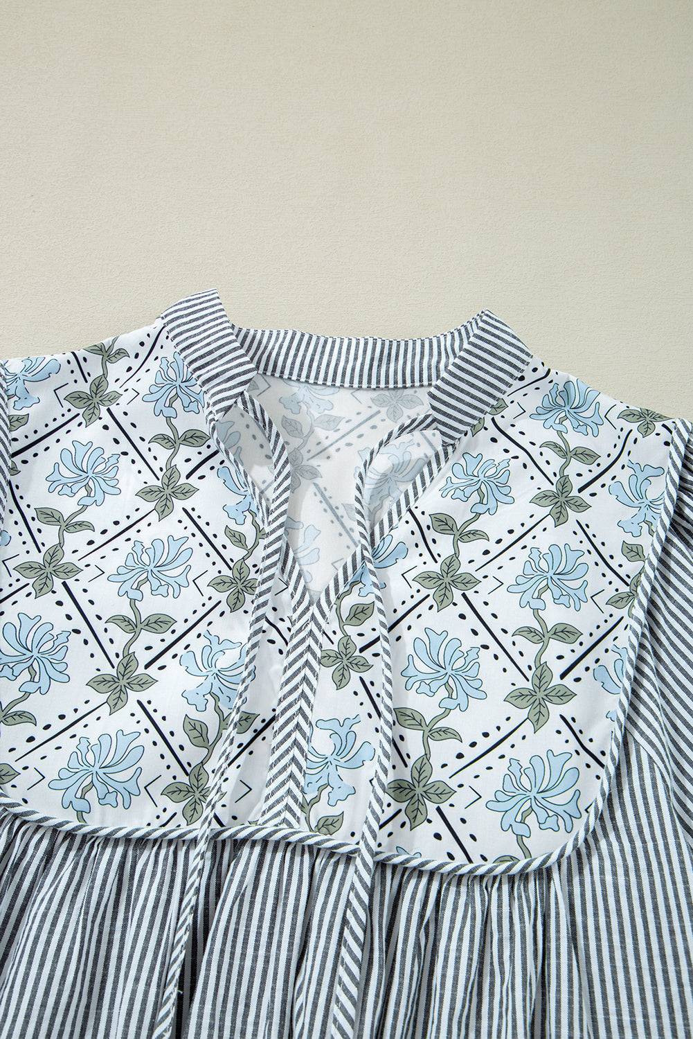 Mini-robe droite à manches longues et col en V noué en patchwork floral