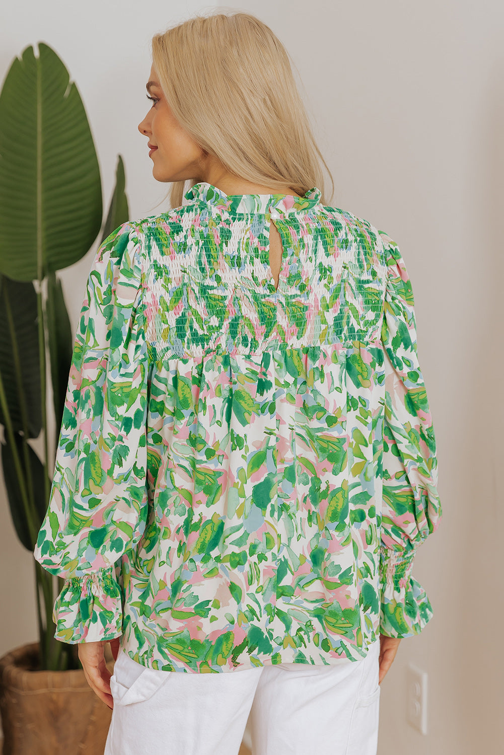 Blouse froncée a col montant et manches volantées imprimées de feuilles