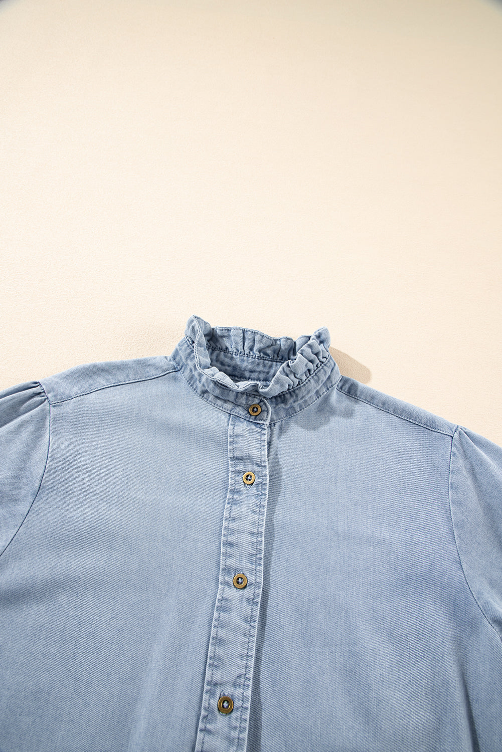 Chemise d'été en chambray à volants et manches courtes bouffantes