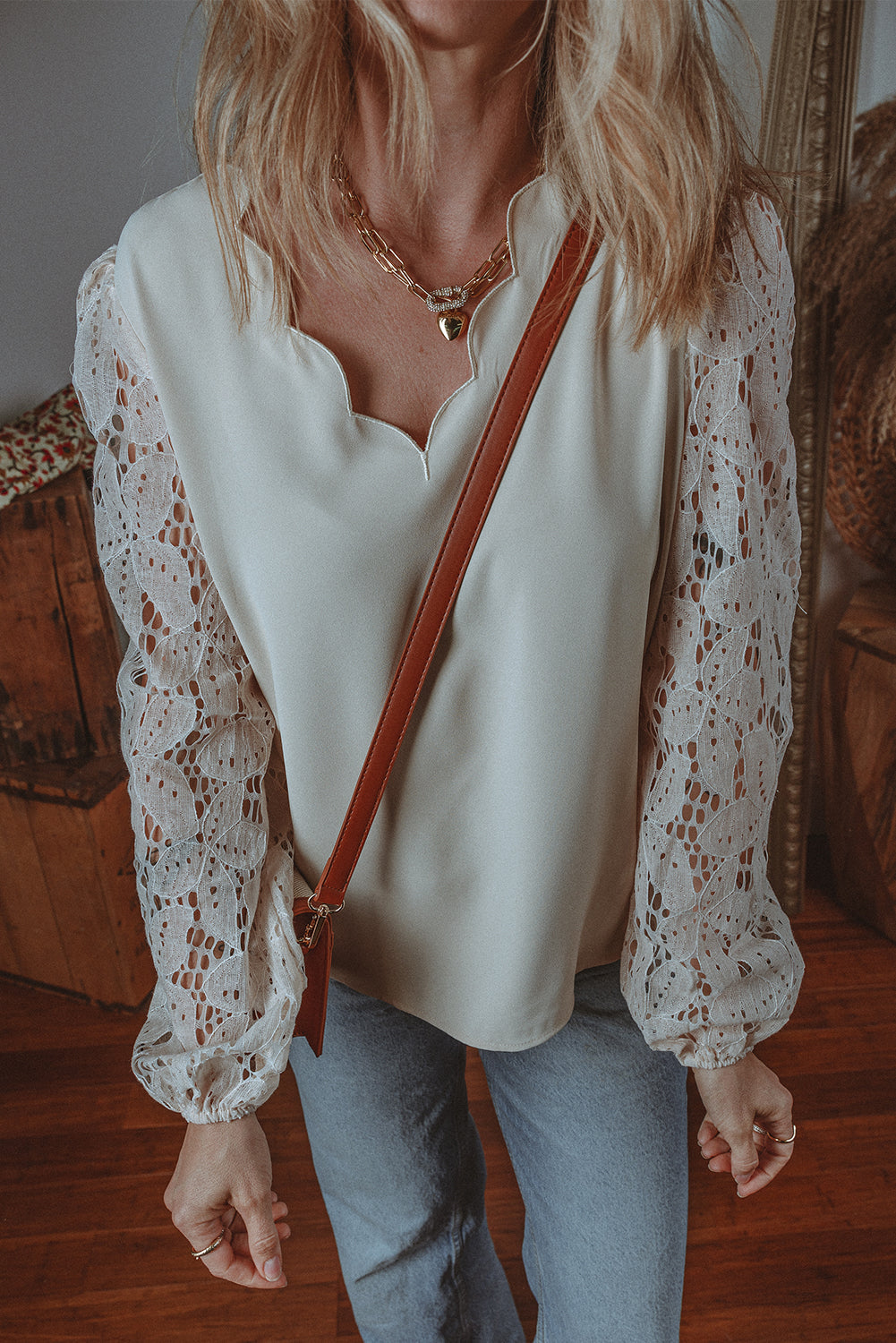 Blouse festonnée a manches lanternes creuses en dentelle a encolure en V