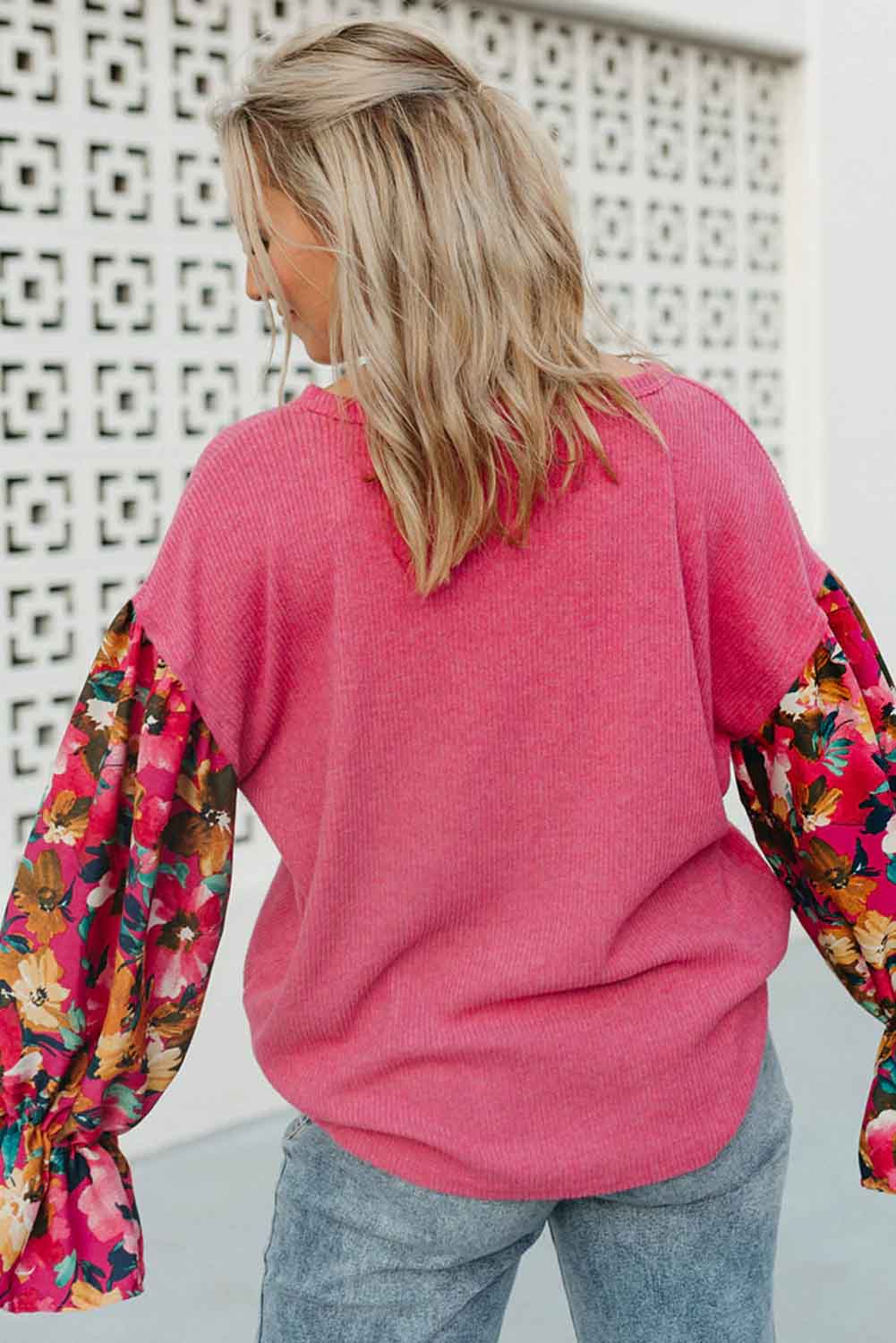 Haut a épaules tombantes en tricot côtelé a manches volantées et patchwork de fleurs