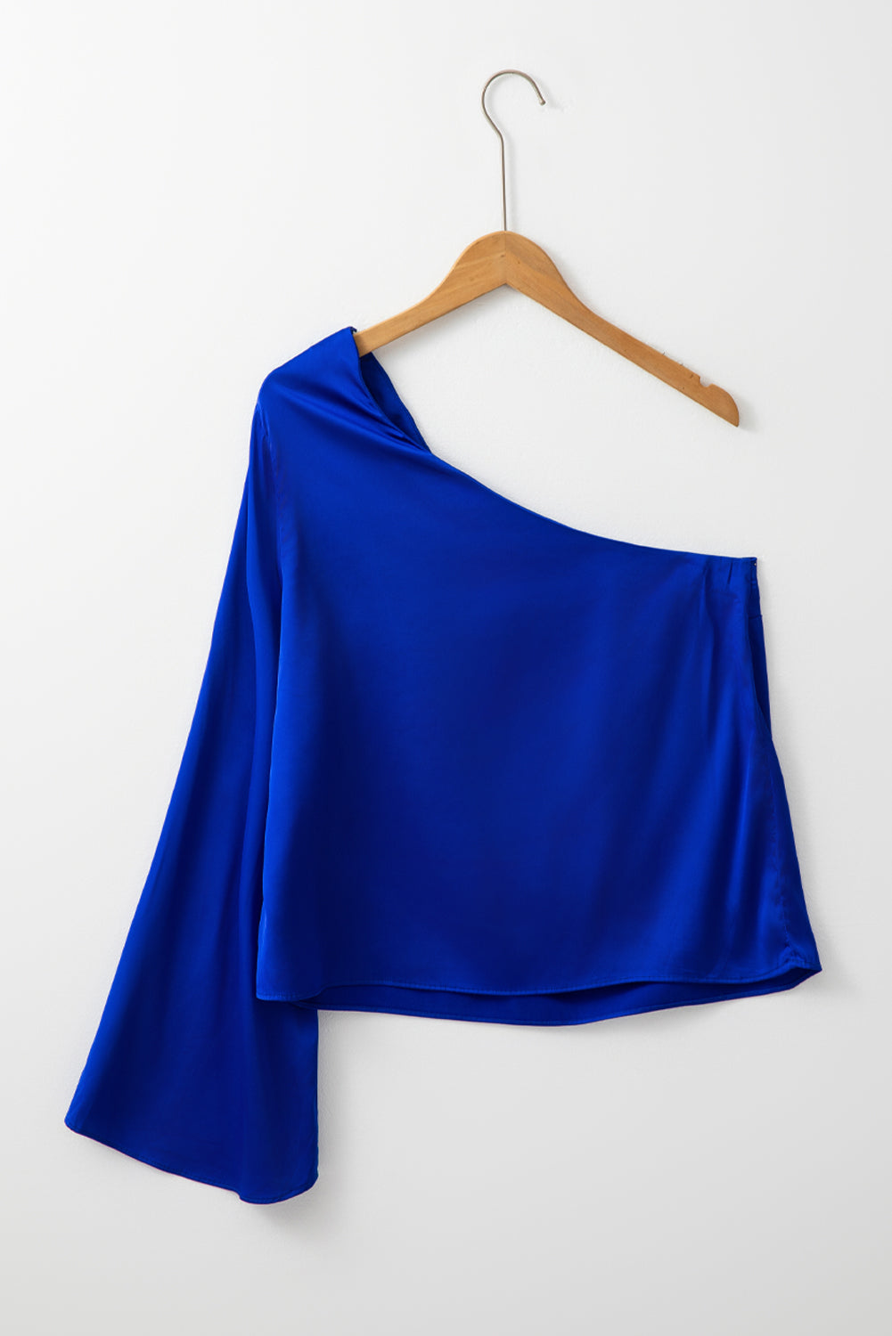 Chemisier asymétrique en satin à une épaule et manches cloche