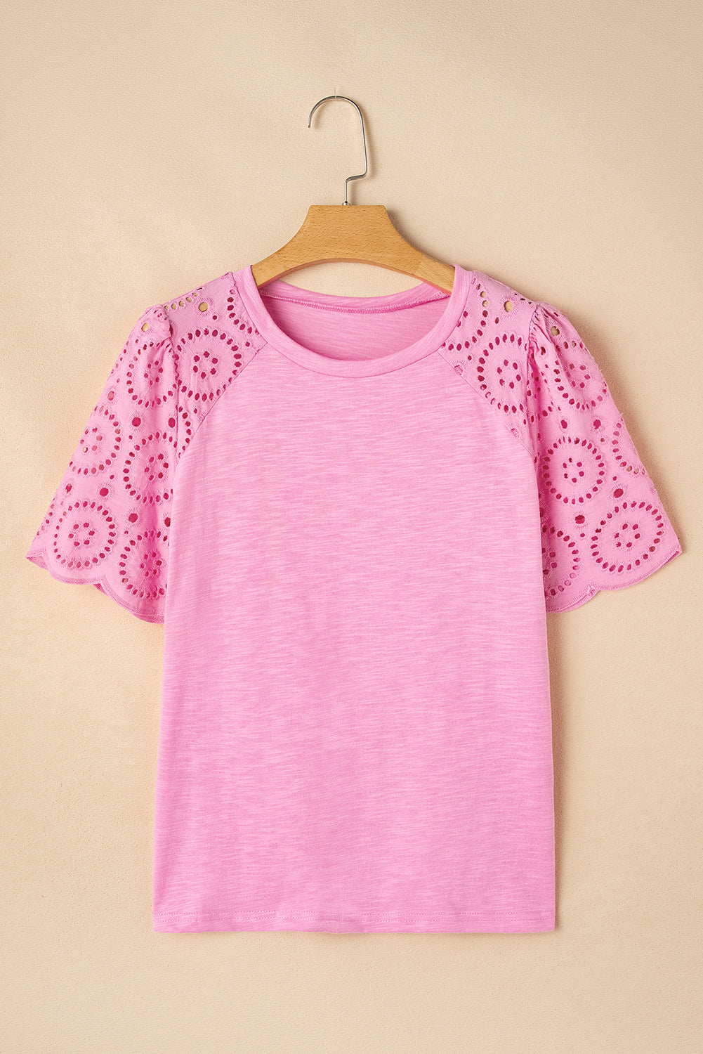 T-shirt à manches festonnées et col rond avec broderie à œillets