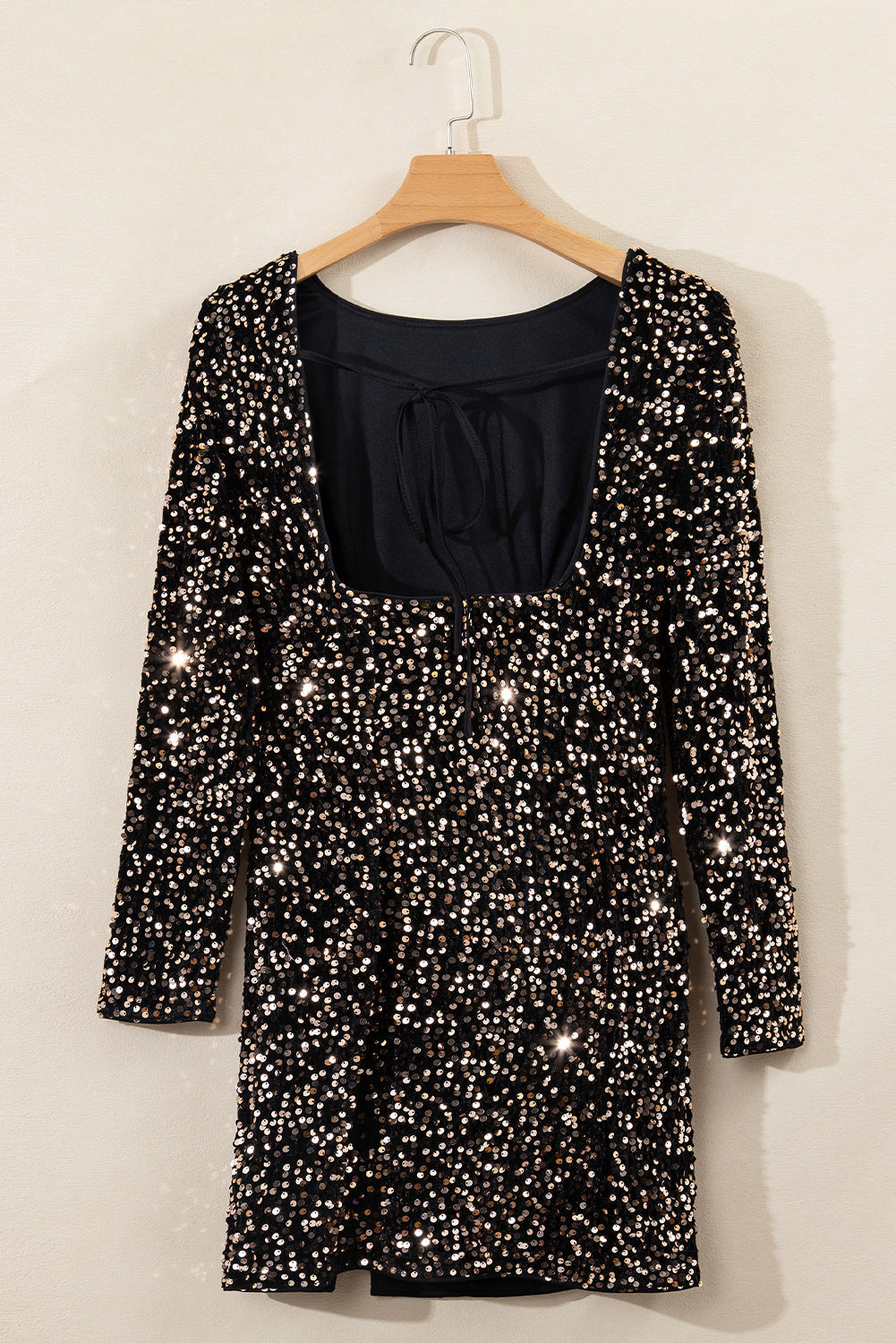 Robe moulante a manches longues et col rond a sequins