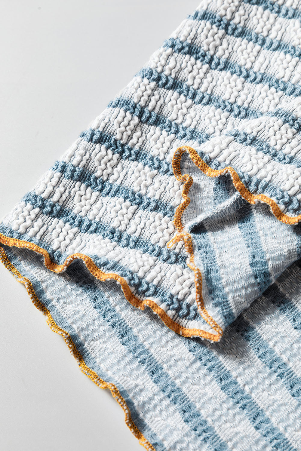 Haut Henley a manches longues et boutons texturés a volants