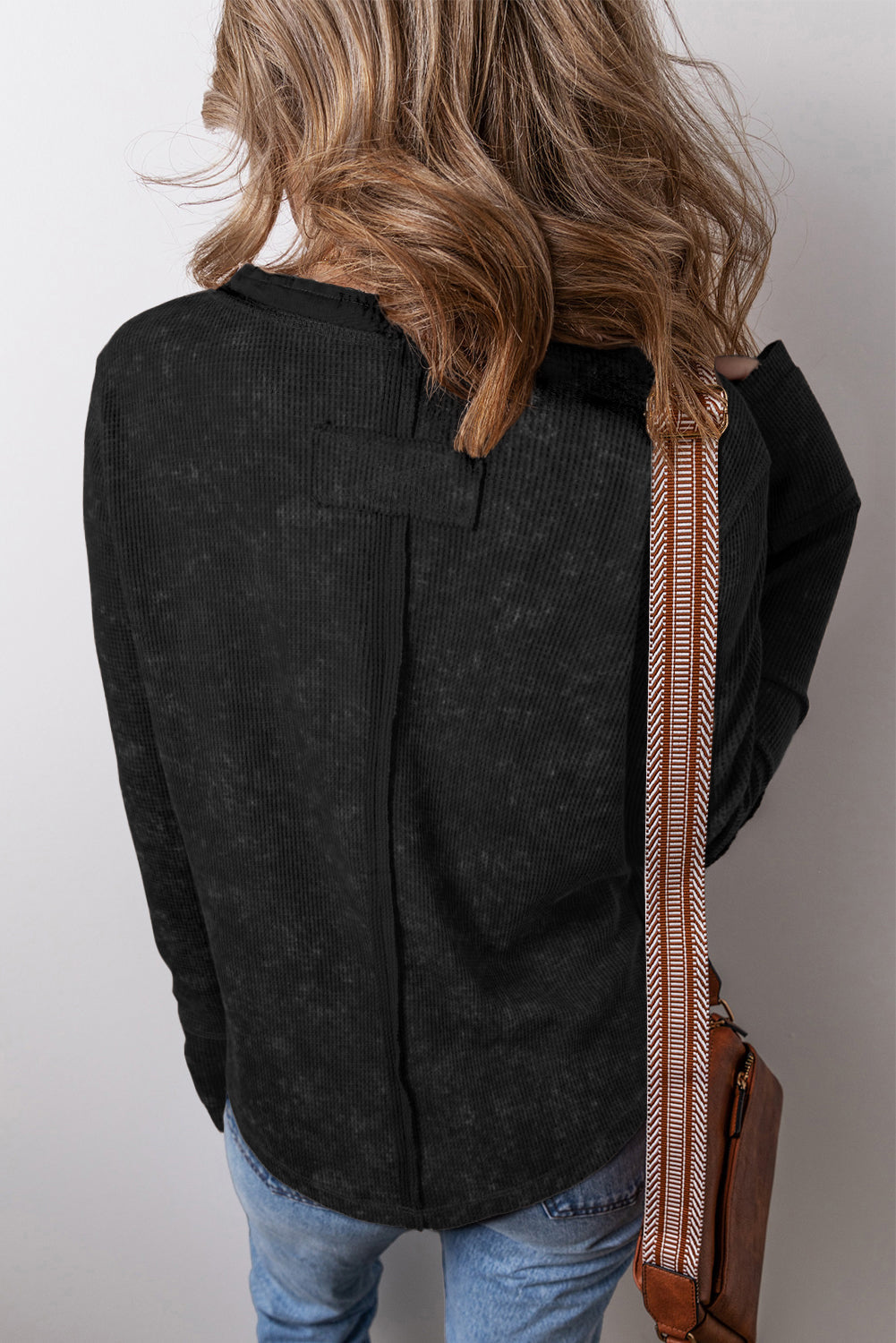 Haut a manches longues et encolure boutonnée en tricot gaufré délavé a l'acide