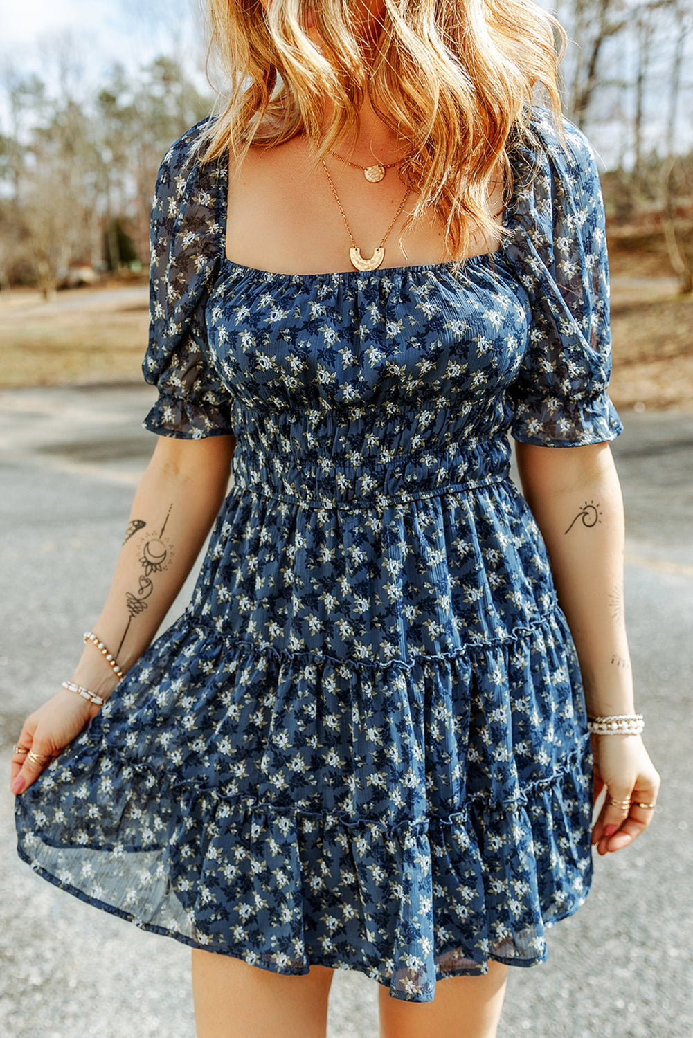 Robe courte à volants et volants à plusieurs niveaux et smockée à fleurs bleu voile