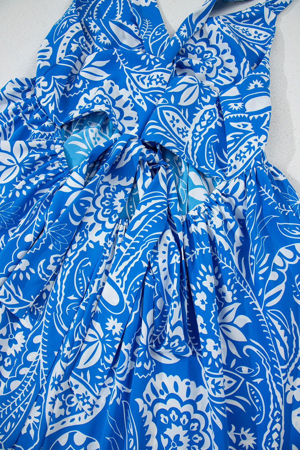 Robe longue dos nu croisée à col en V et motif cachemire