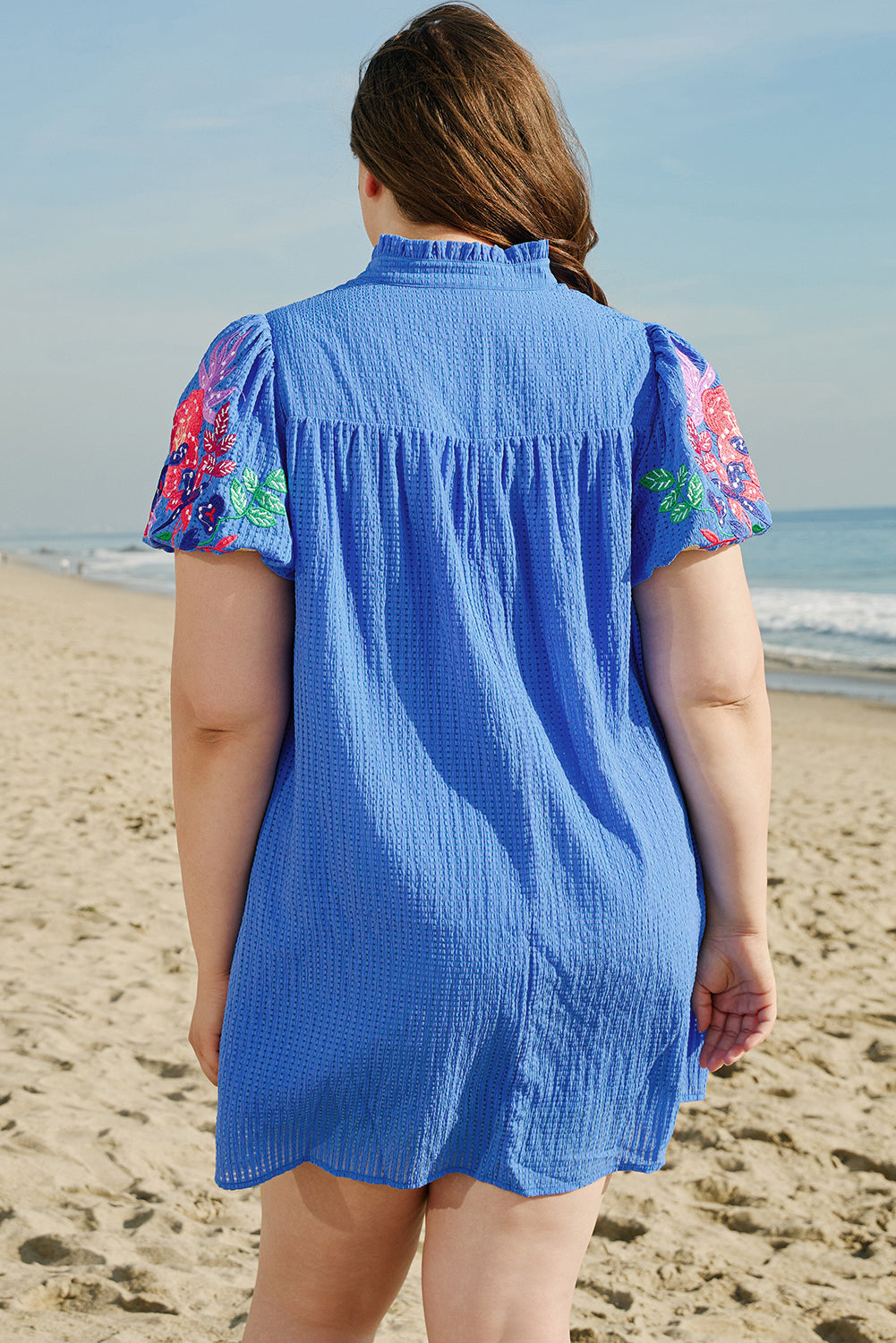Robe courte vichy brodée de fleurs grande taille à manches bouffantes