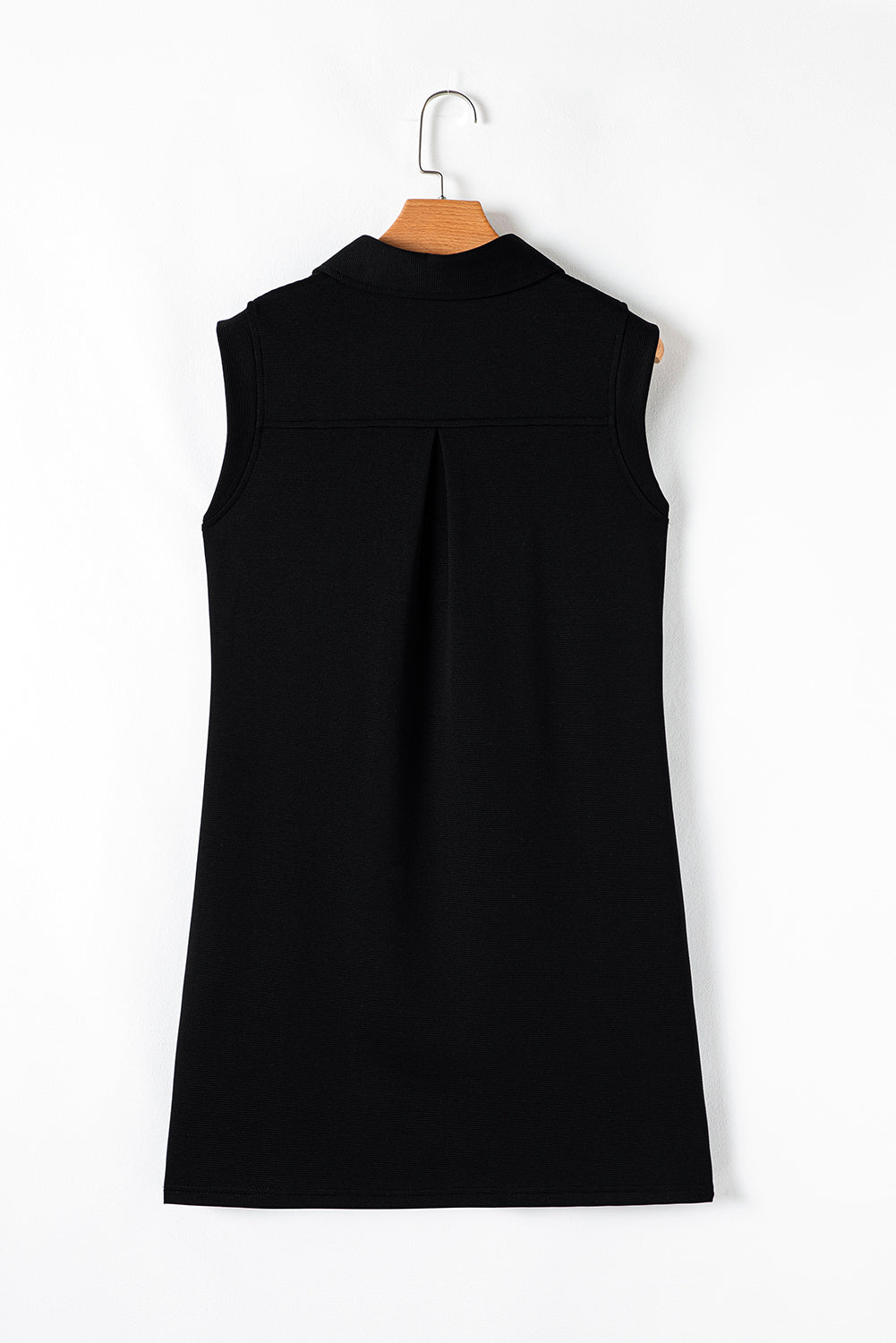 Mini-robe sans manches à col fendu et à col uni