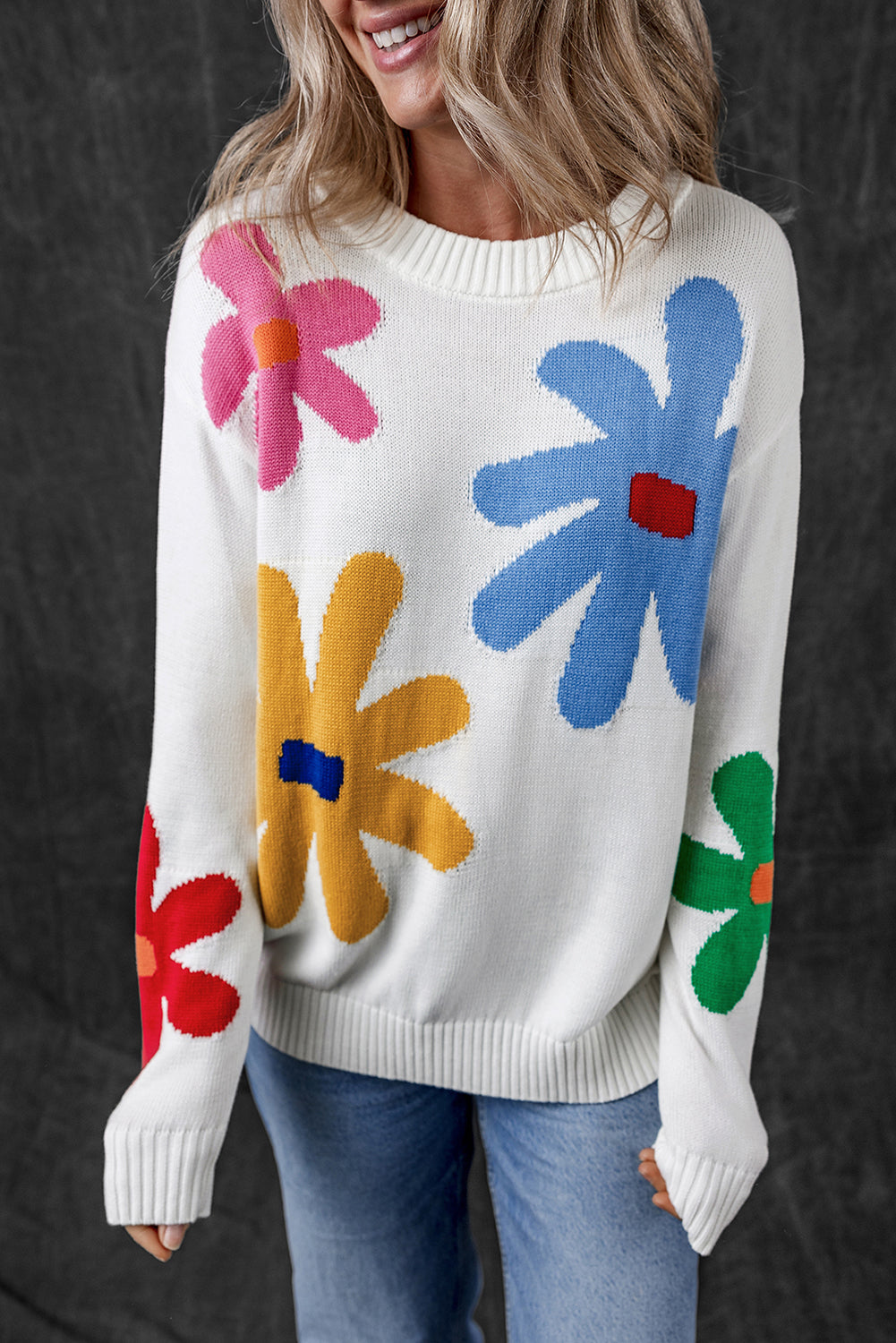 Pull a col rond a motif de grandes fleurs colorées
