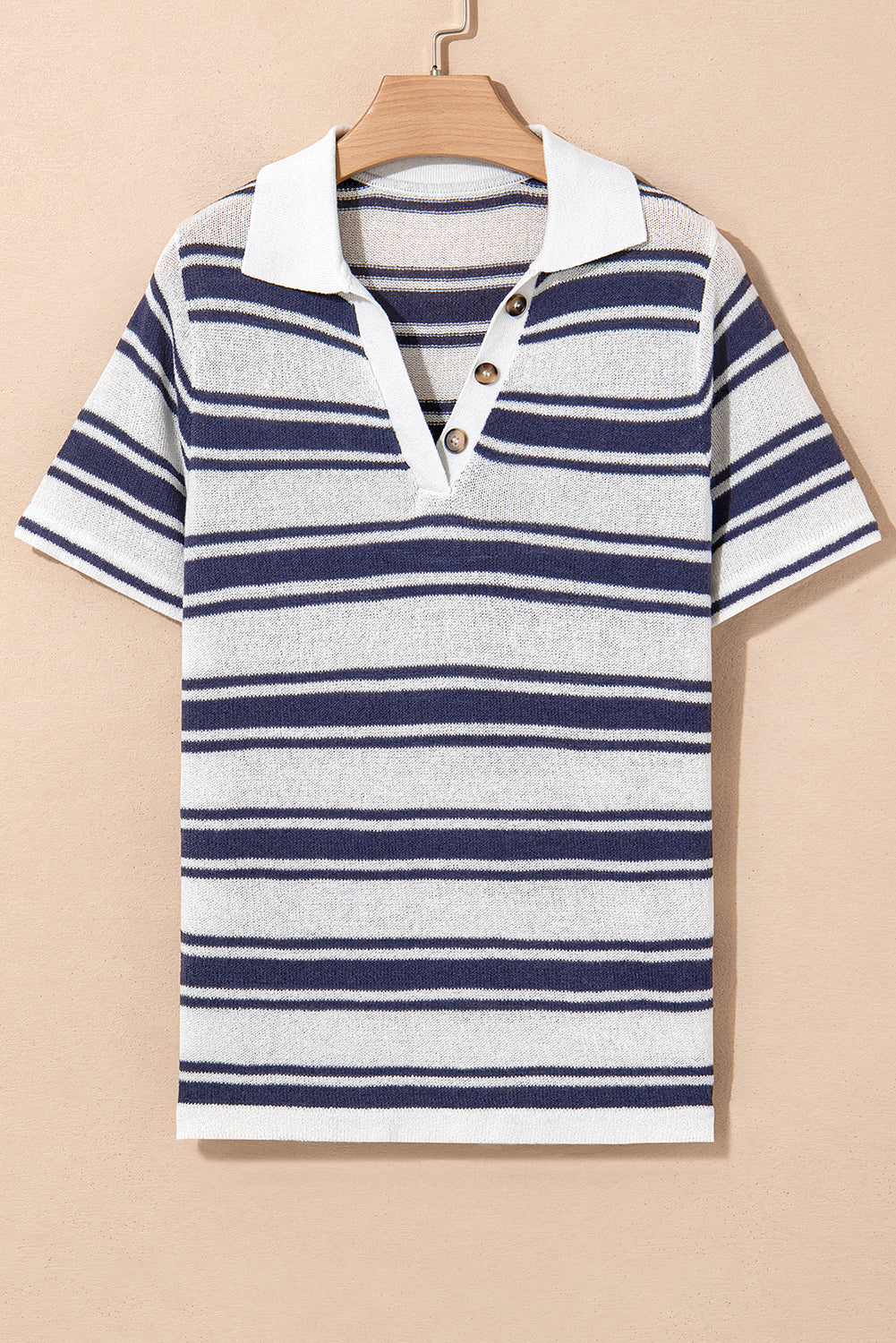 T-shirt tricoté à rayures et col en V boutonné