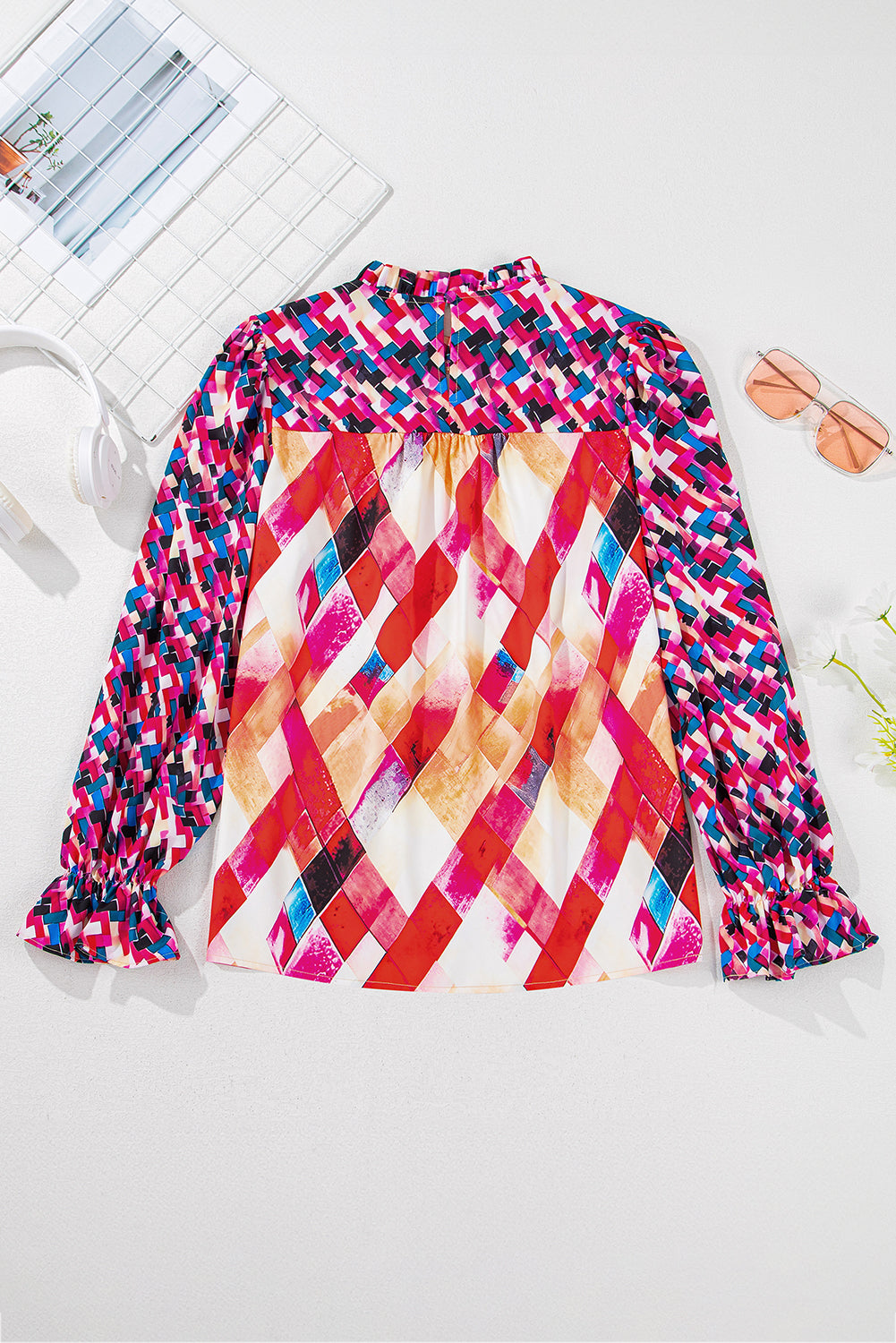 Chemisier à manches bouffantes et motifs géométriques abstraits en patchwork
