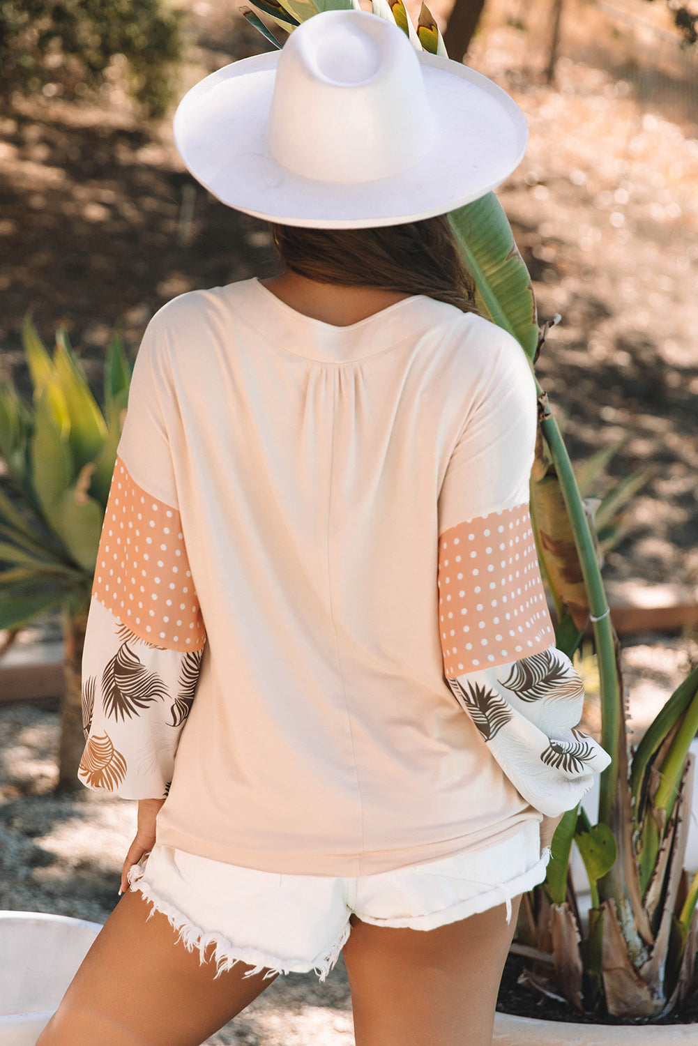 Blouse ample a col en V et manches bouffantes a pois et feuilles de palmier