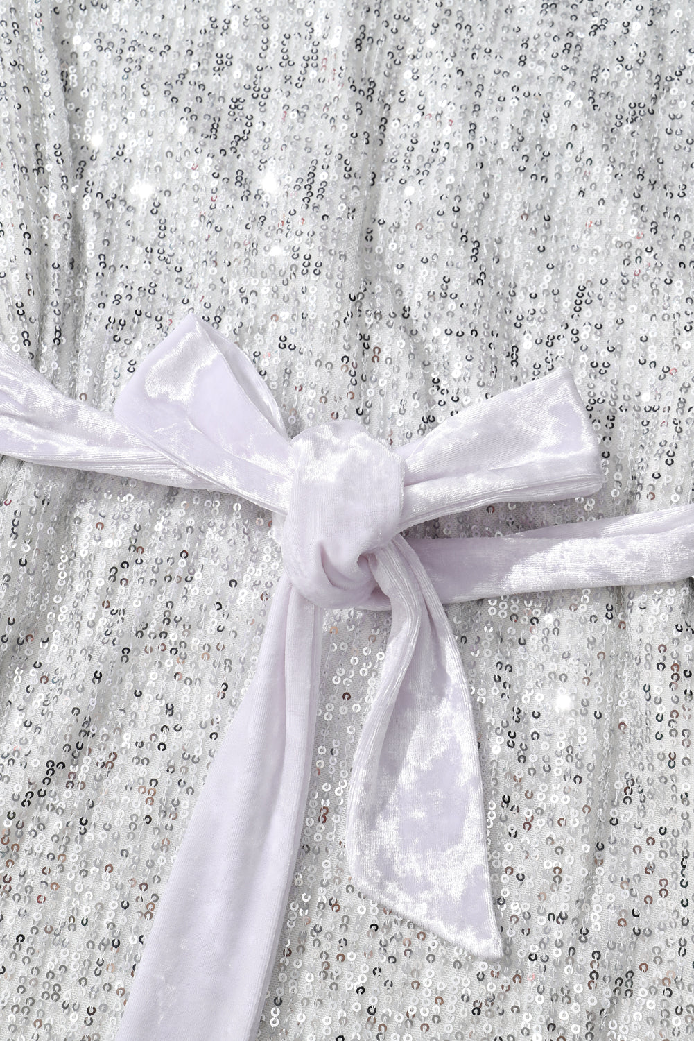 Mini-robe a paillettes et manches longues, nouée a la taille