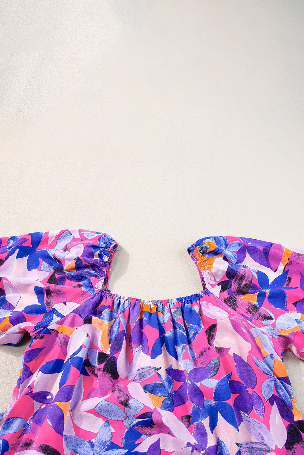 Robe à volants à manches courtes bouffantes et imprimé floral violet
