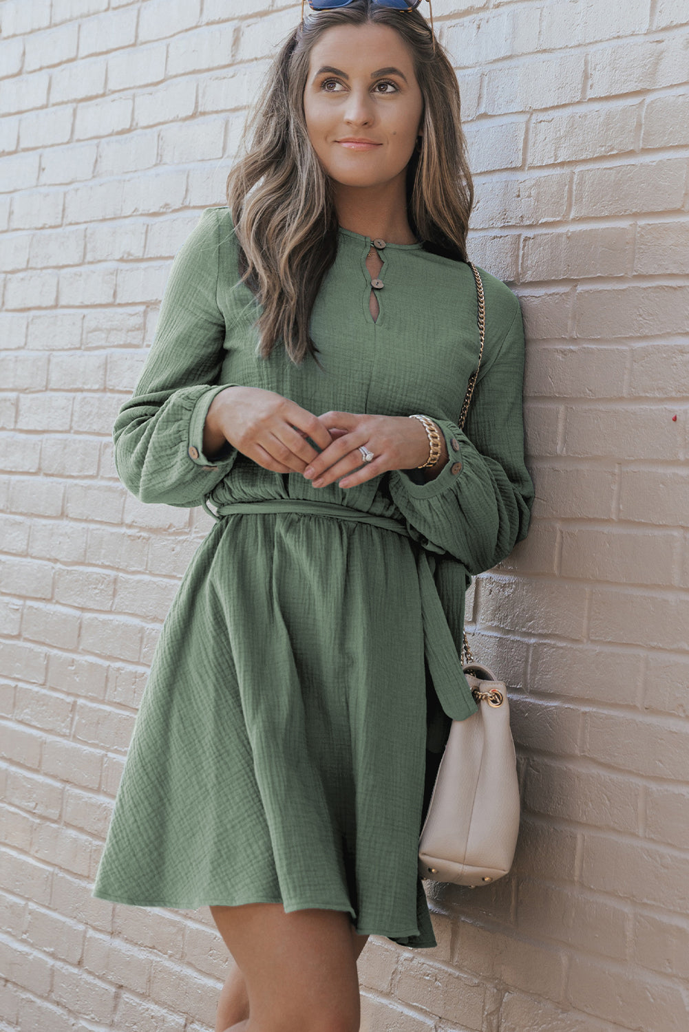 Mini-robe plissée ceinturée à manches bouffantes et col boutonné