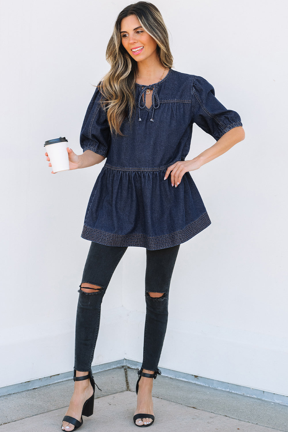 Chemisier en jean à manches bouffantes et décolleté à lacets