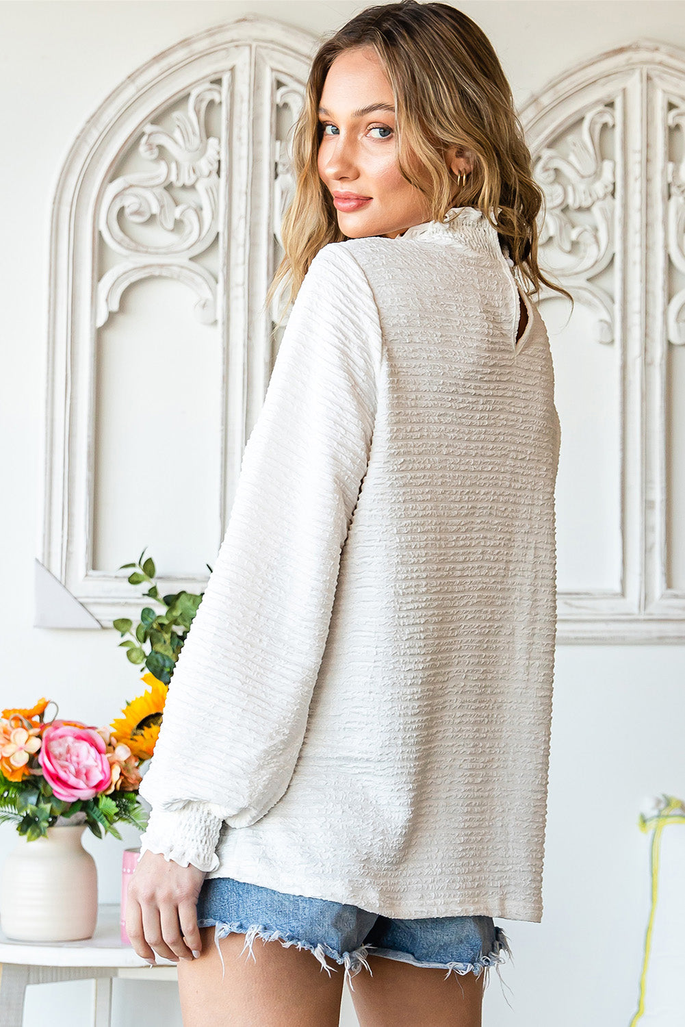 Blouse texturée à manches évêque et col smocké à volants