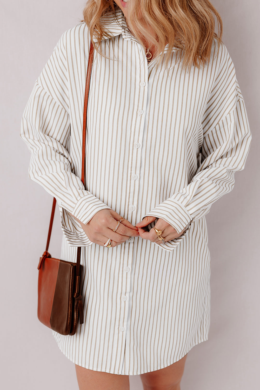Mini-robe chemise boutonnée a manches longues