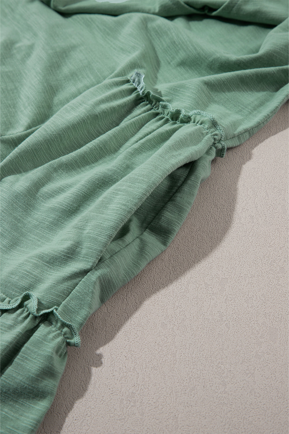 Robe fluide sans manches fendue à col en V et à plusieurs niveaux